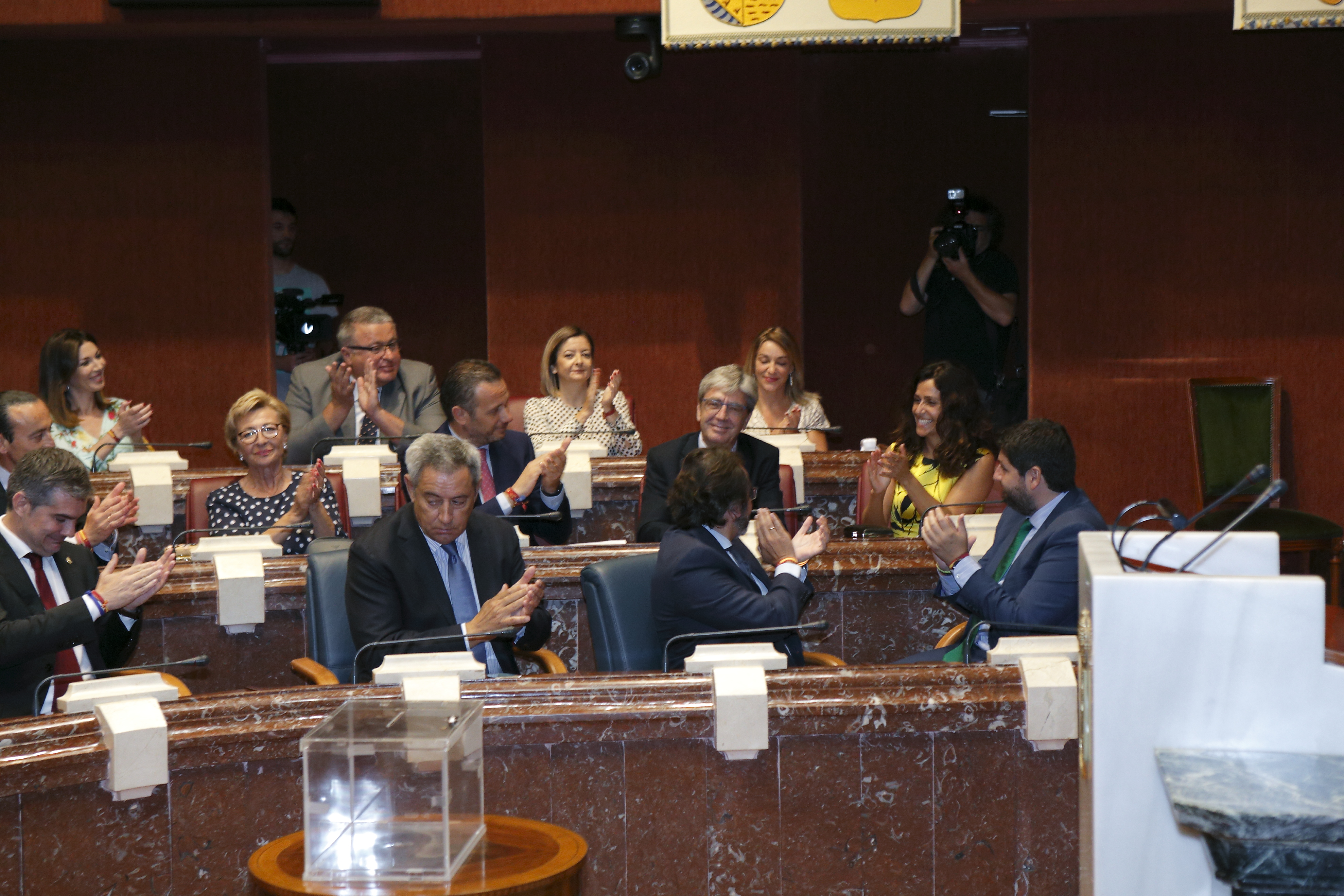 Los diputados populares aplauden la elección de Miguel Angel Miralles como vicepresidente primero de la Asamblea