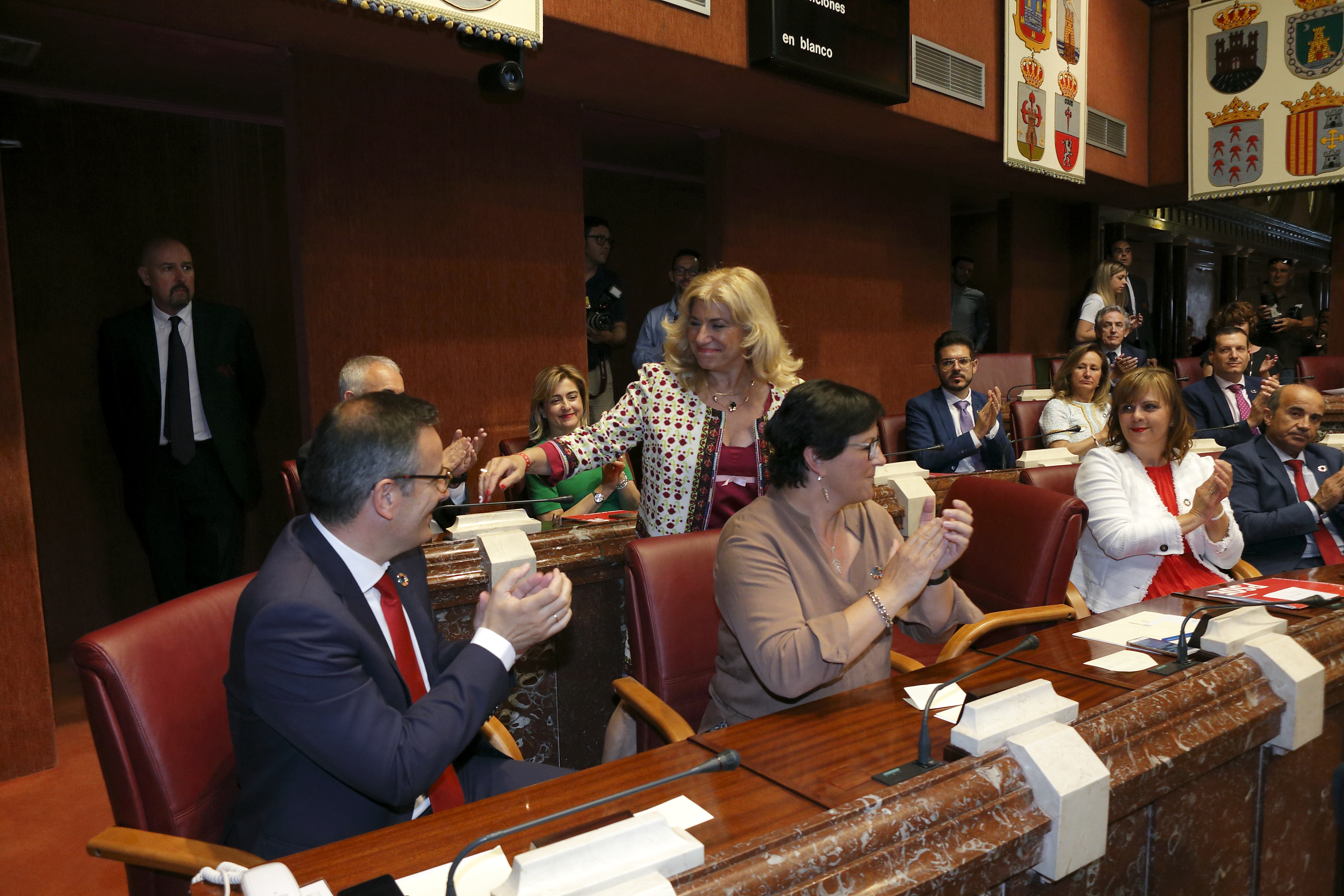 Gloria Alarcón se dirige a saludar a Diego Conesa, tras su elección como vicepresidenta segunda de la Asamblea
