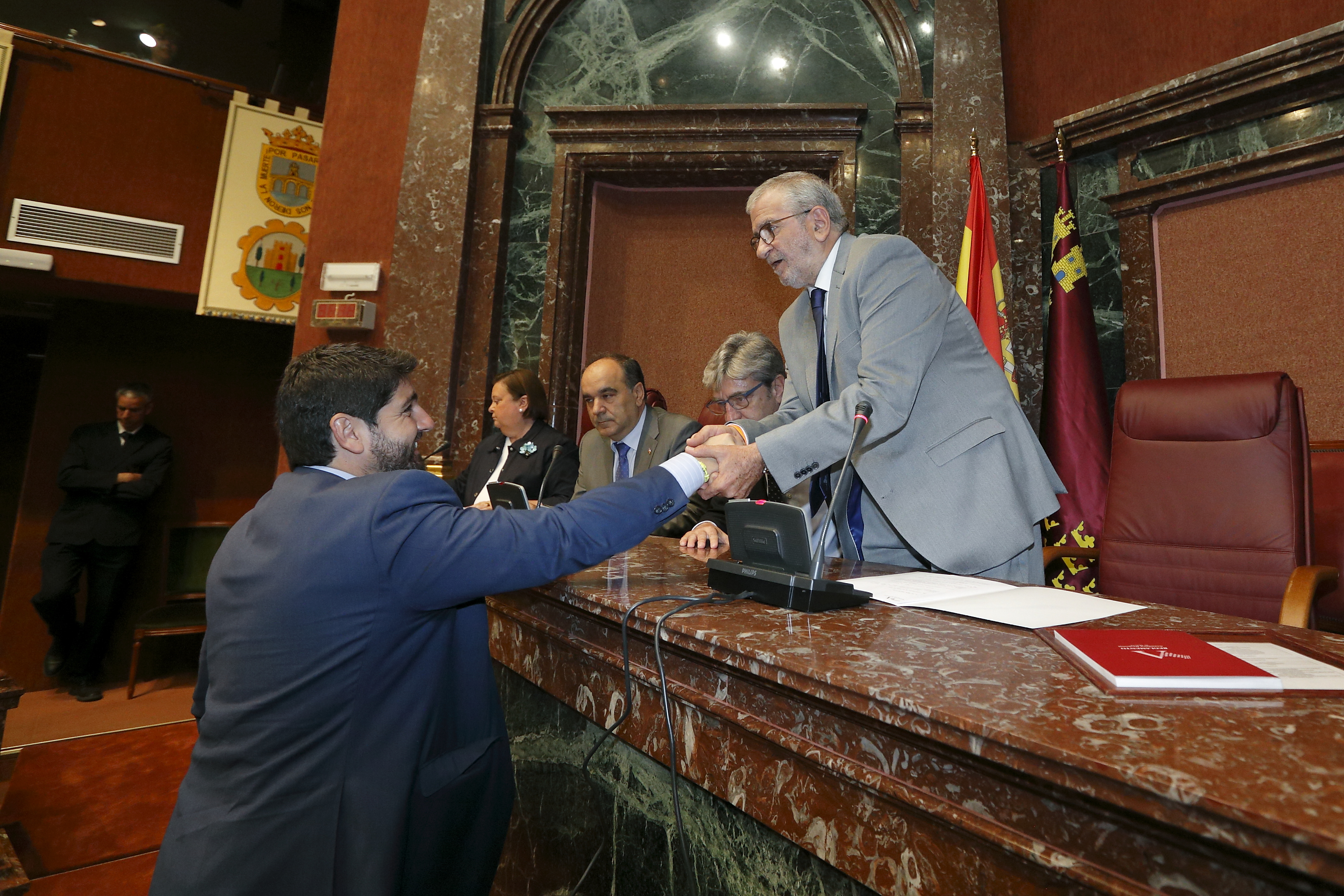 El nuevo presidente de la Asamblea, Alberto Castillo, recibe la felicitación del presidente en funciones del Gobierno regional, Fernando López Miras