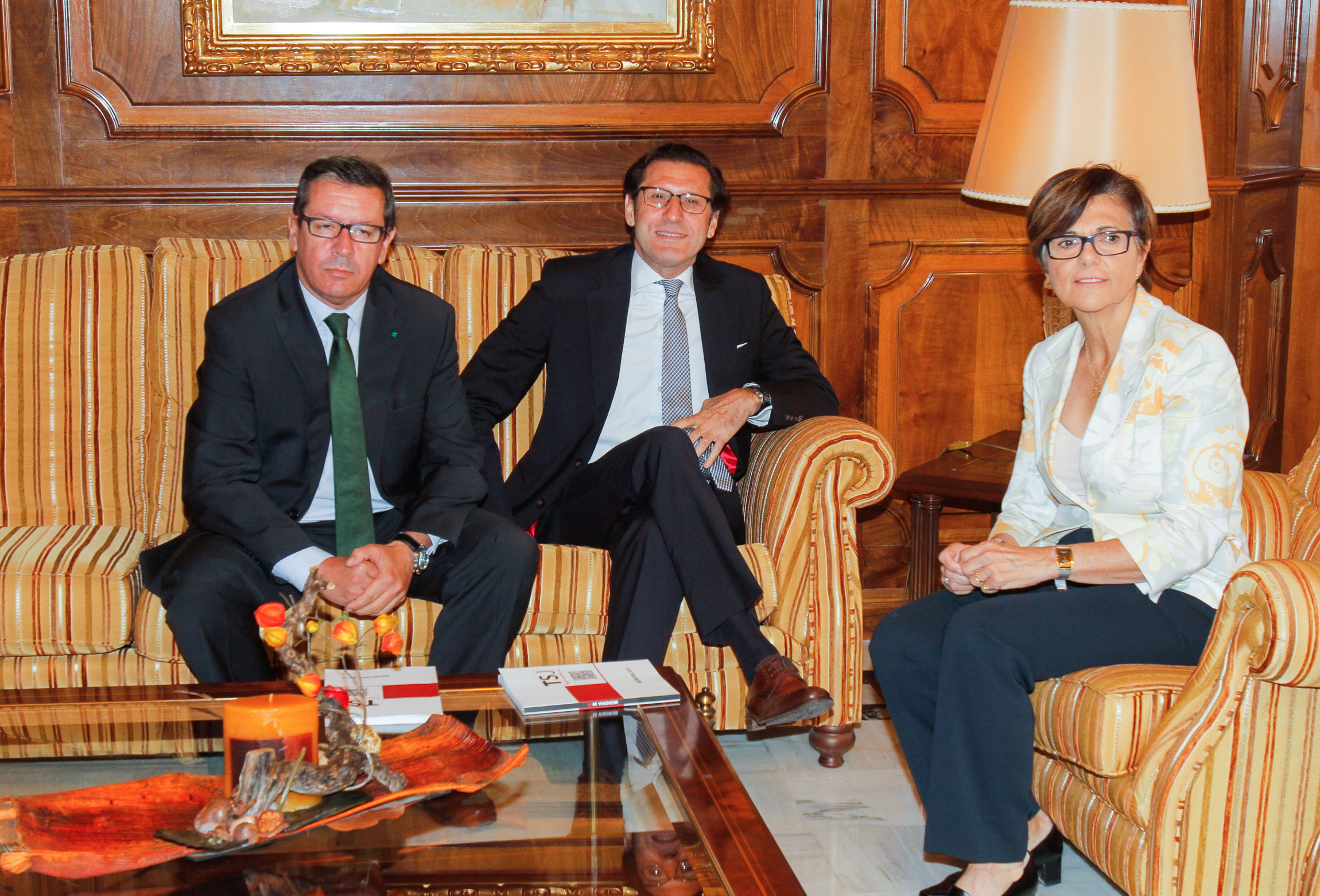 La presidenta de la Asamblea, Rosa Peñalver en la entrega de la memoria judicial del Tribunal Superior de Justica por su presidente.