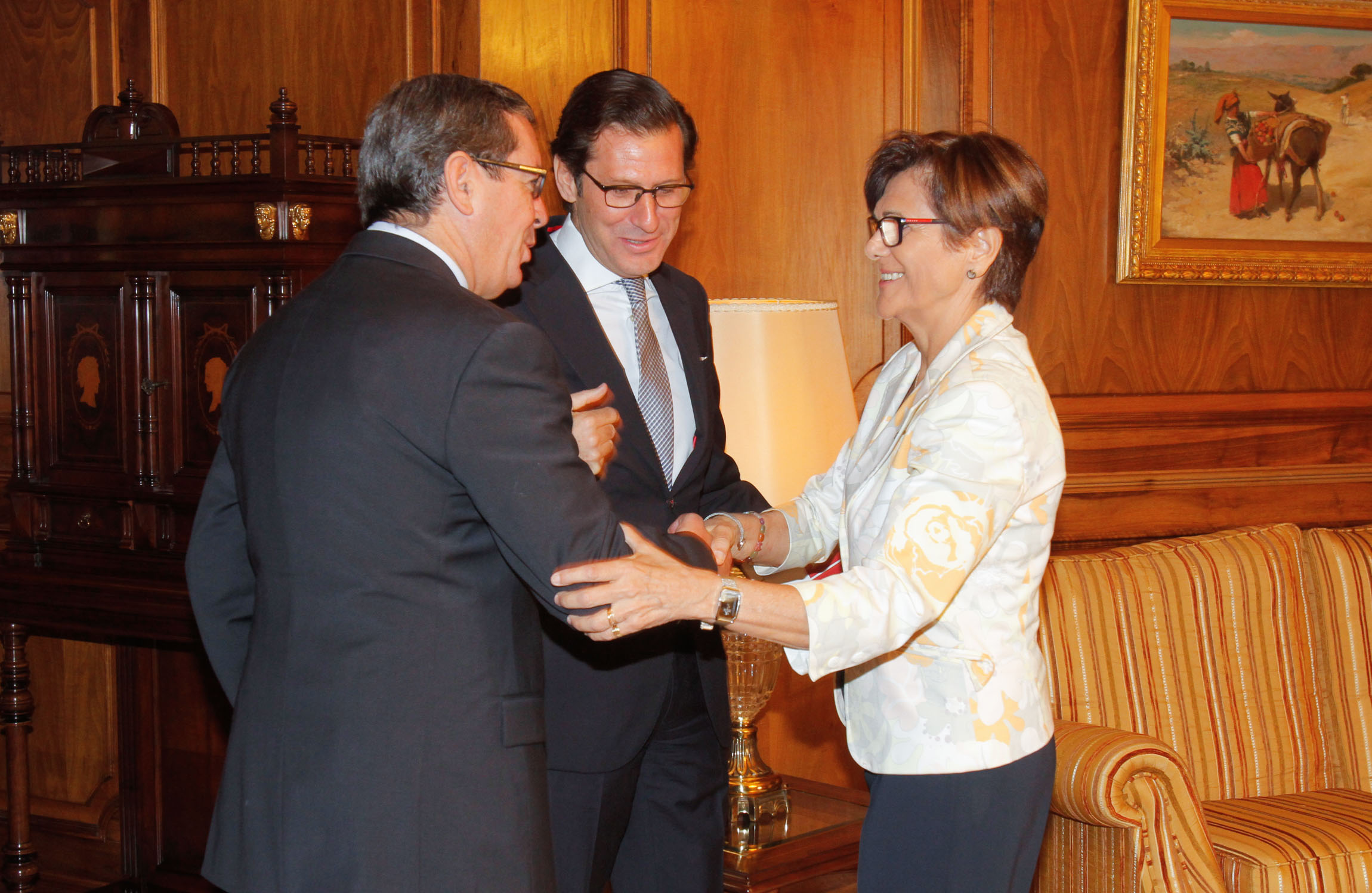 La presidenta de la Asamblea, Rosa Peñalver en la entrega de la memoria judicial del Tribunal Superior de Justica por su presidente.
