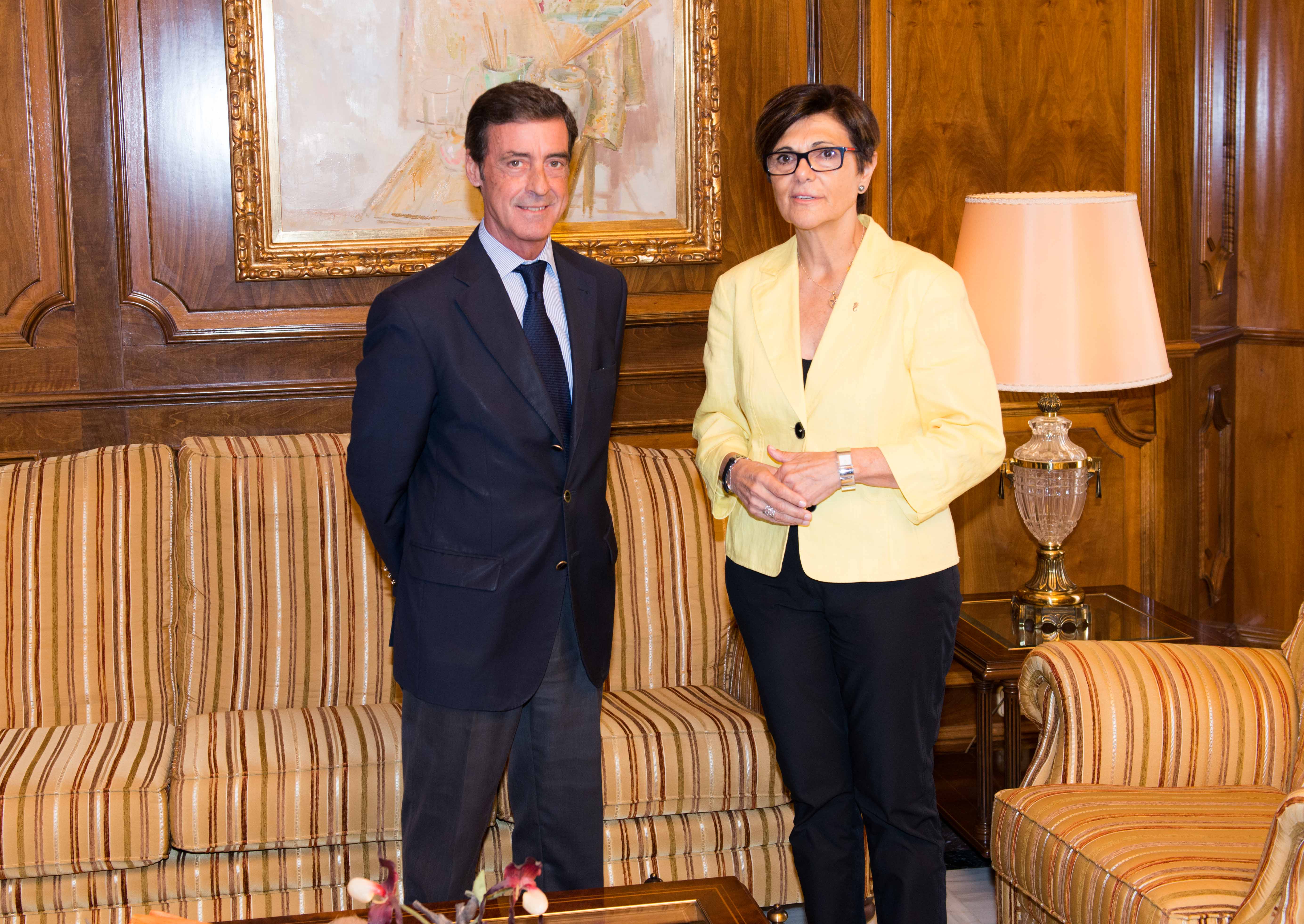 La presidenta de la Asamblea, Rosa Peñalver junto a Antonio Sánchez Solís, delegado del Gobierno