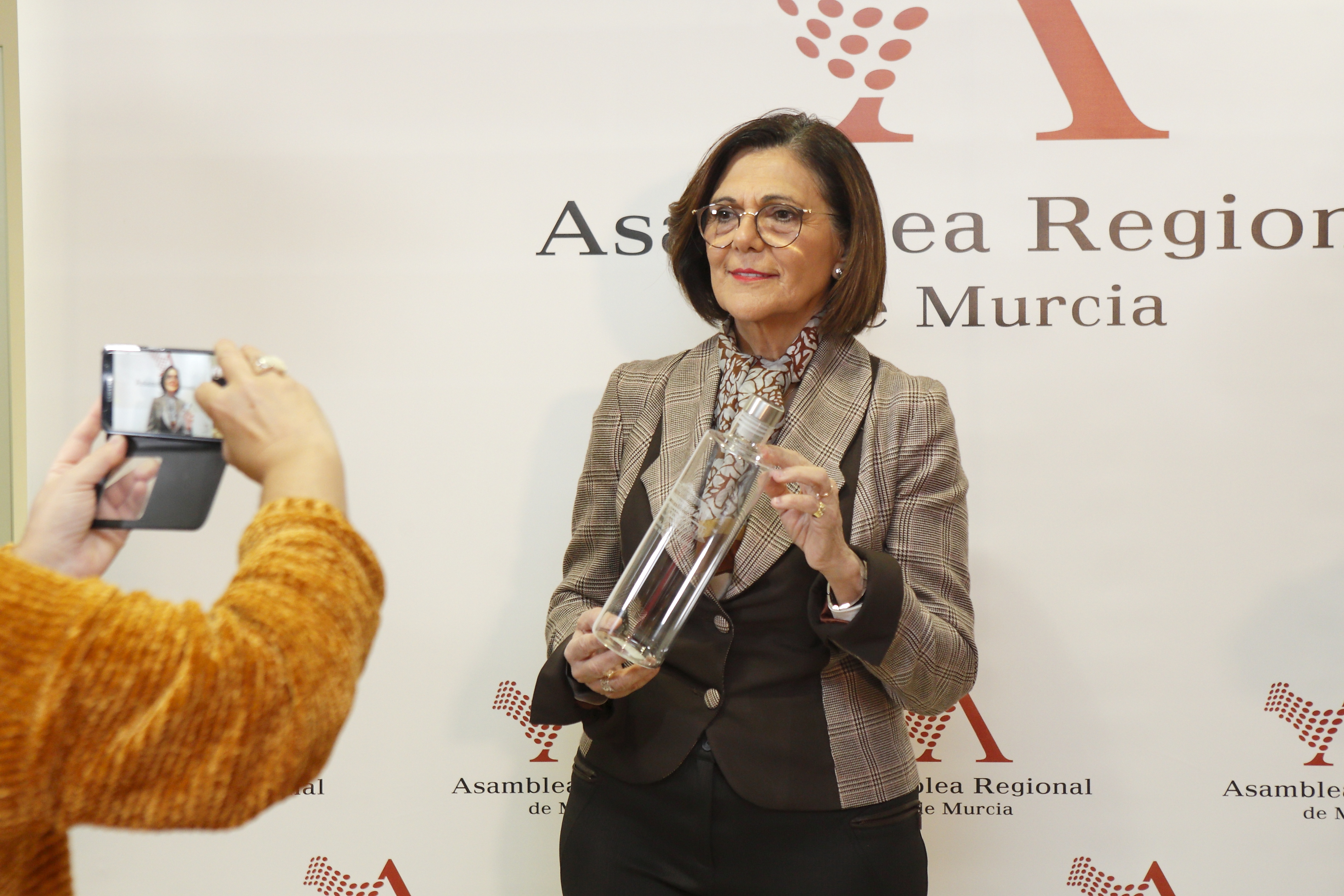 La presidenta de la Cámara, Rosa Peñalver, ofrece un desayuno informativo a los medios de comunicación