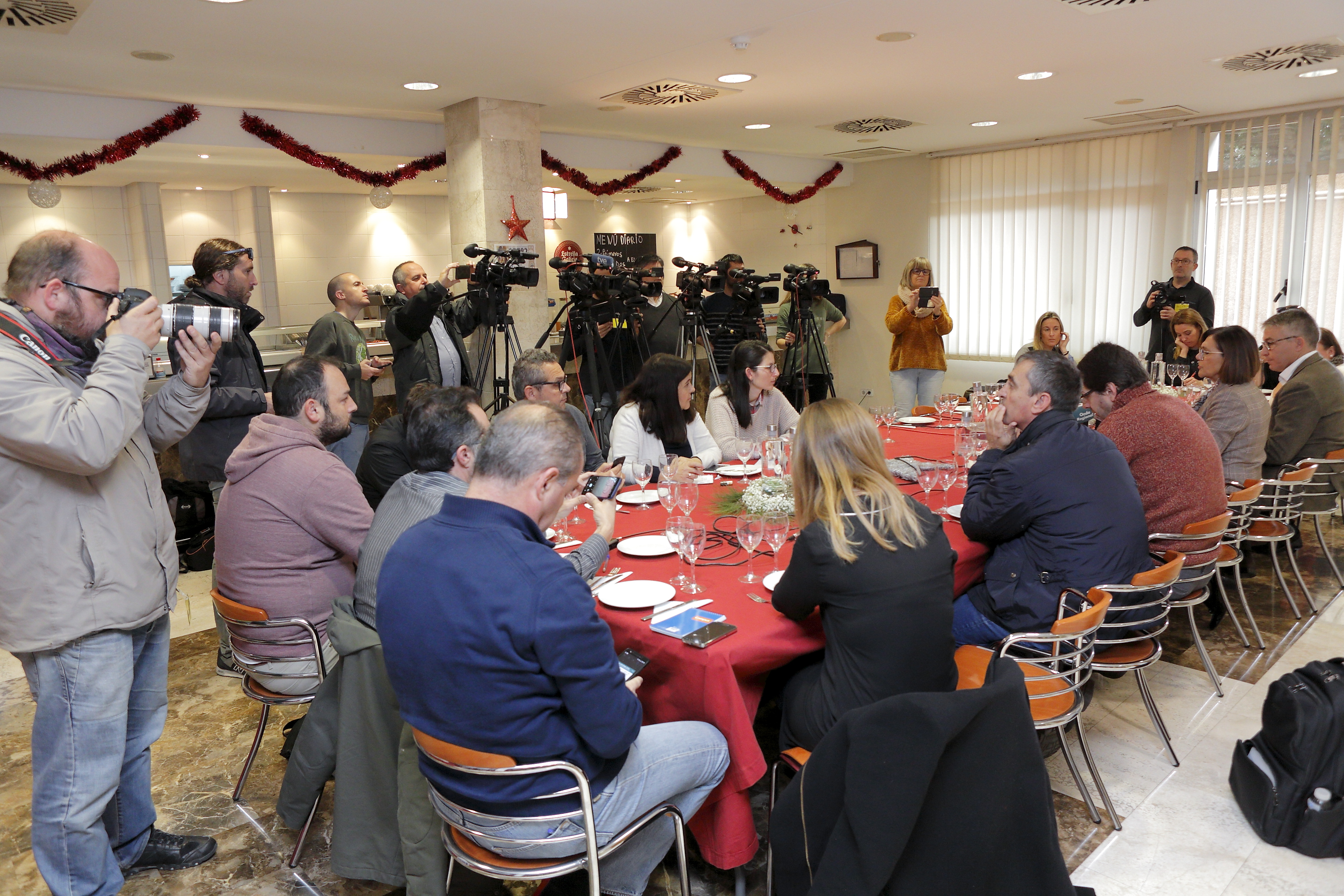 La presidenta de la Cámara, Rosa Peñalver, ofrece un desayuno informativo a los medios de comunicación