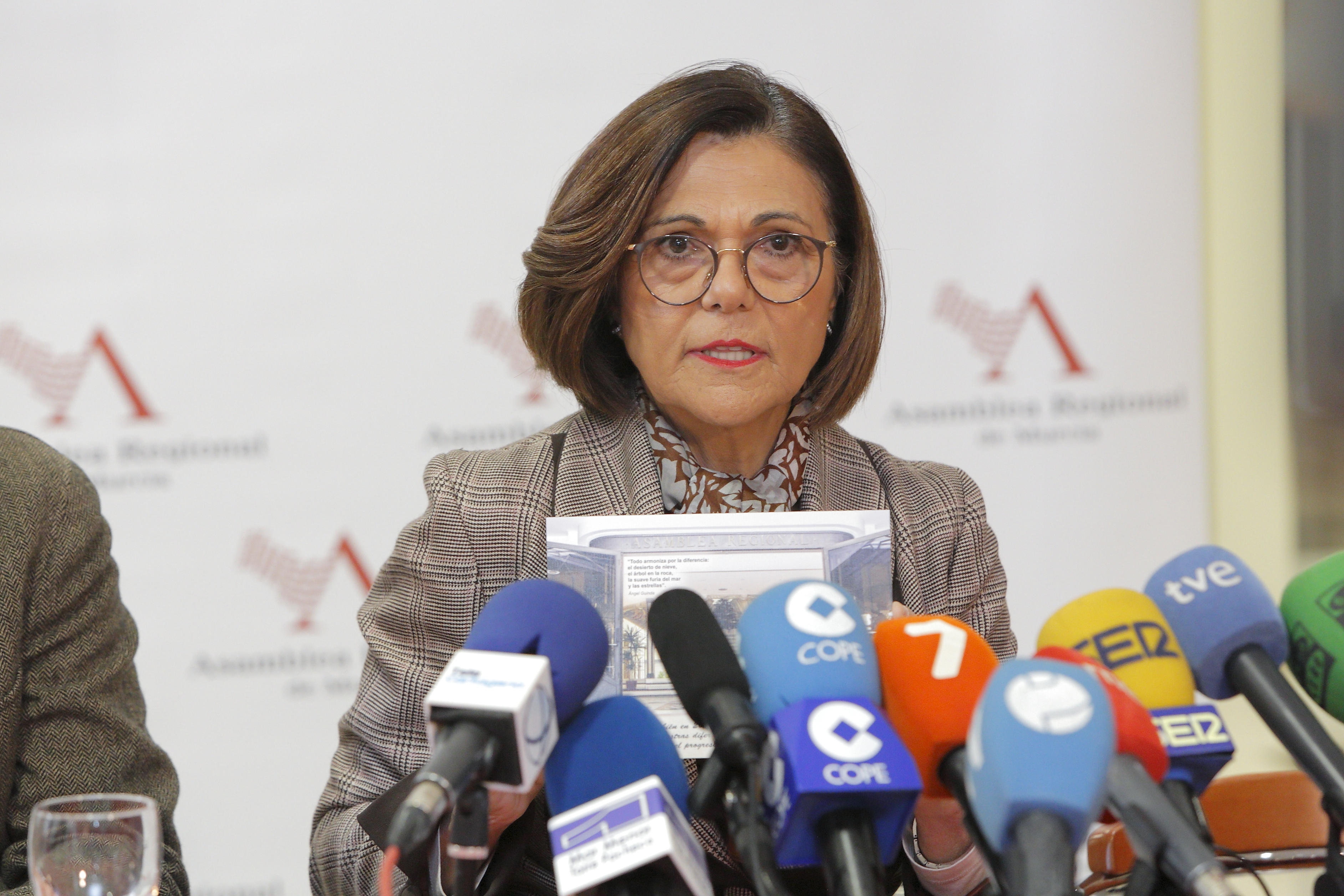La presidenta de la Cámara, Rosa Peñalver, ofrece un desayuno informativo a los medios de comunicación