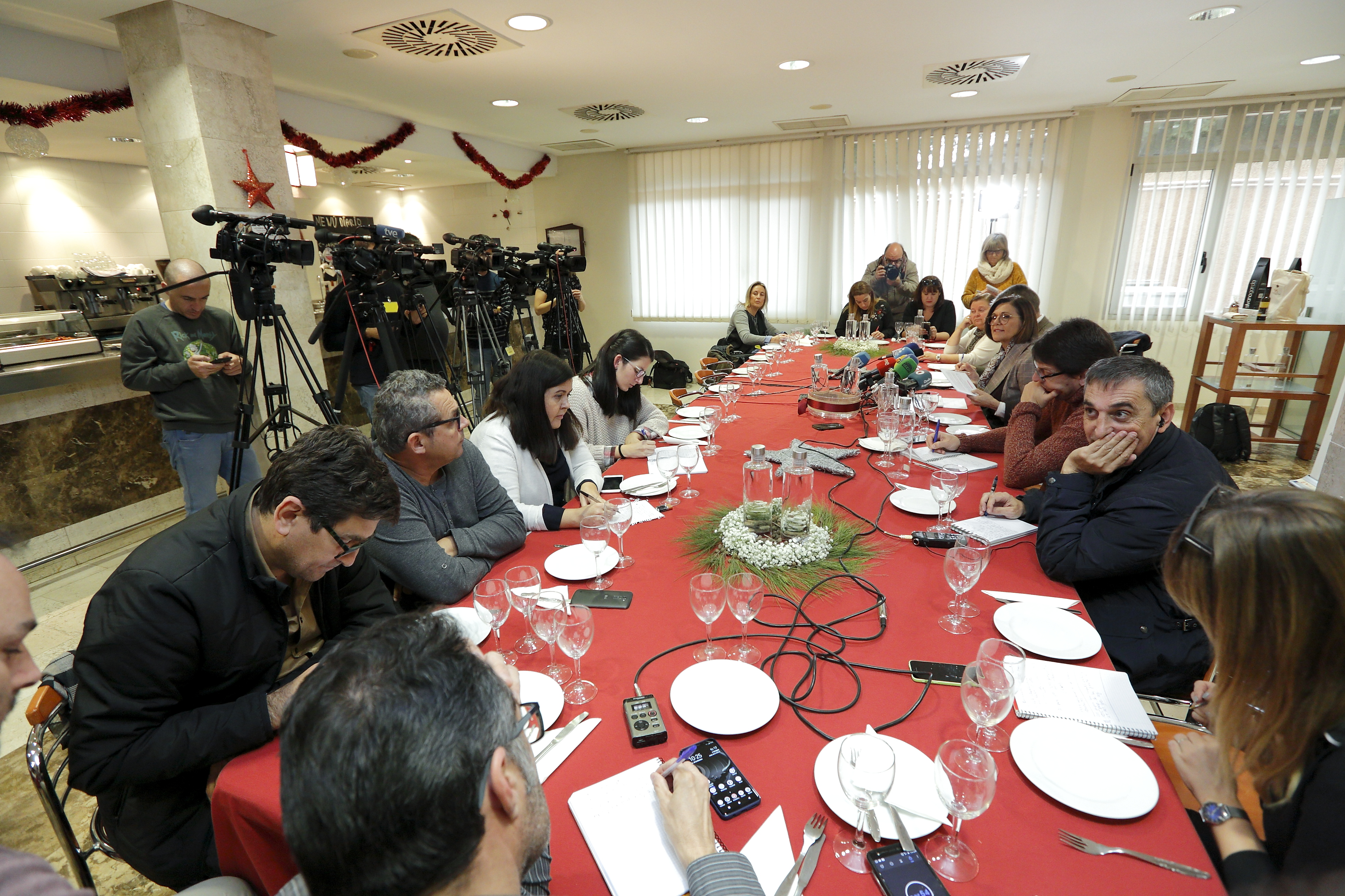 La presidenta de la Cámara, Rosa Peñalver, ofrece un desayuno informativo a los medios de comunicación