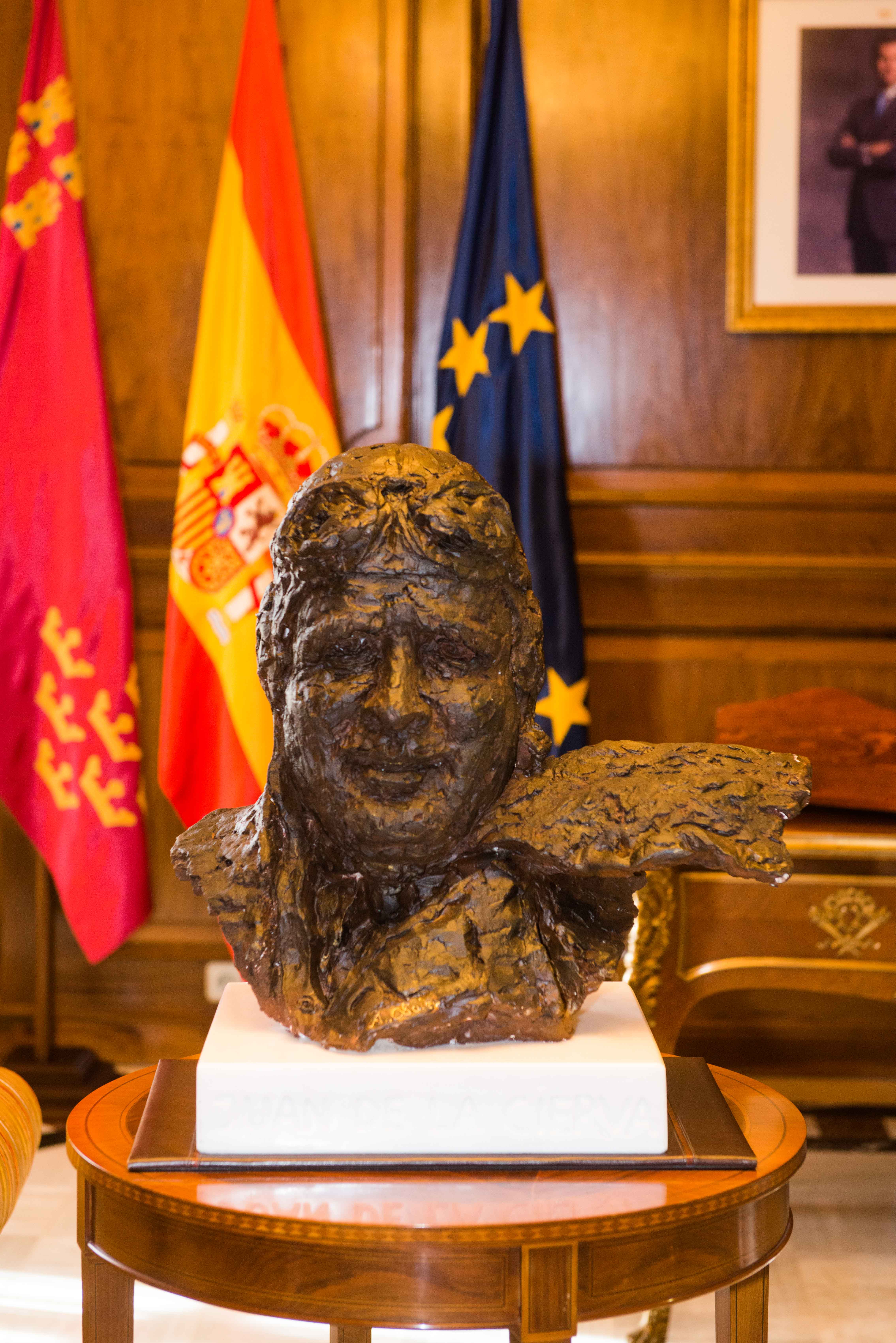 La presidenta de la Asamblea Regional ha recibido a la bisnieta del ingeniero murciano, Laura de la Cierva, y al escultor lorquino Antonio Soler