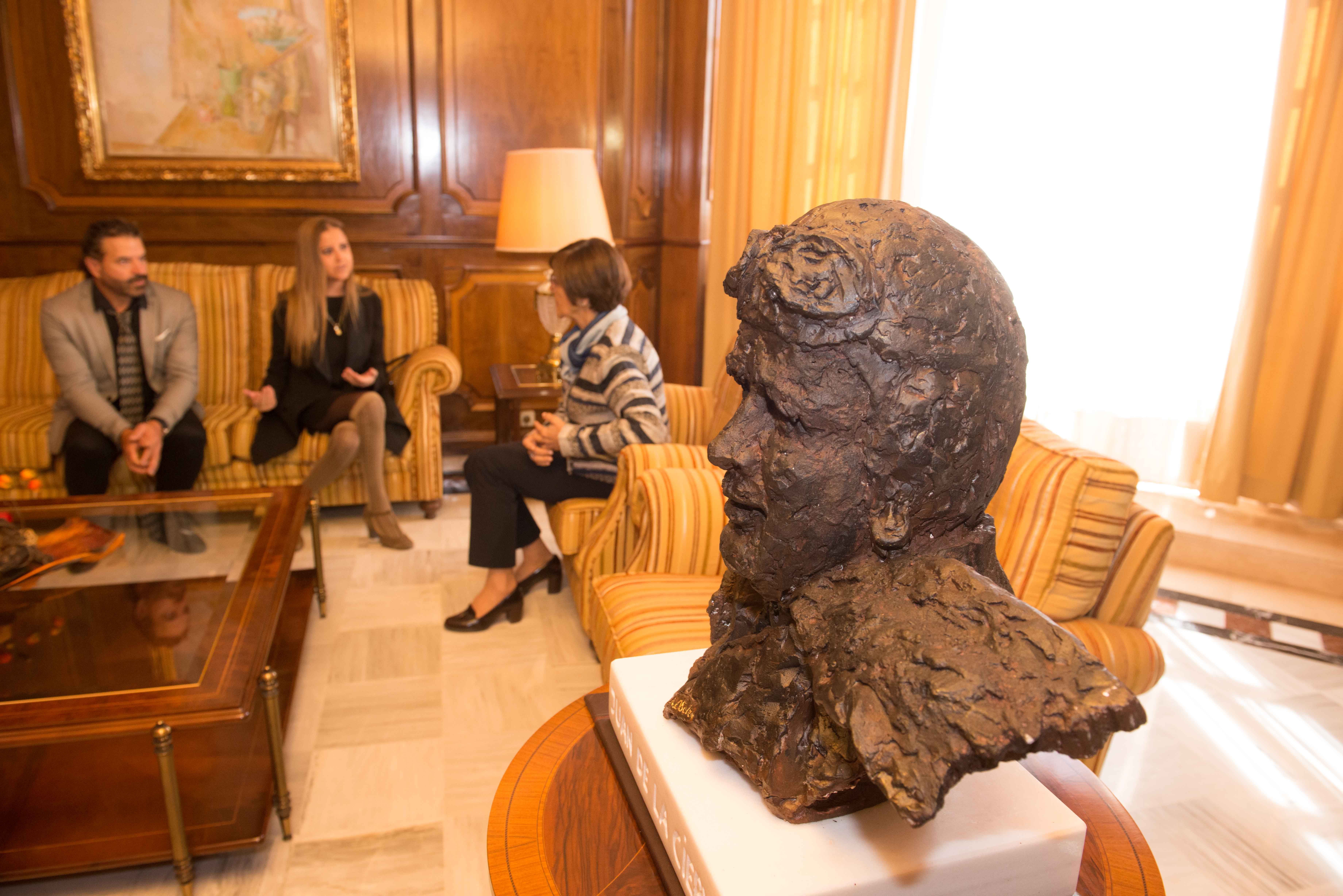 La presidenta de la Asamblea Regional ha recibido a la bisnieta del ingeniero murciano, Laura de la Cierva, y al escultor lorquino Antonio Soler