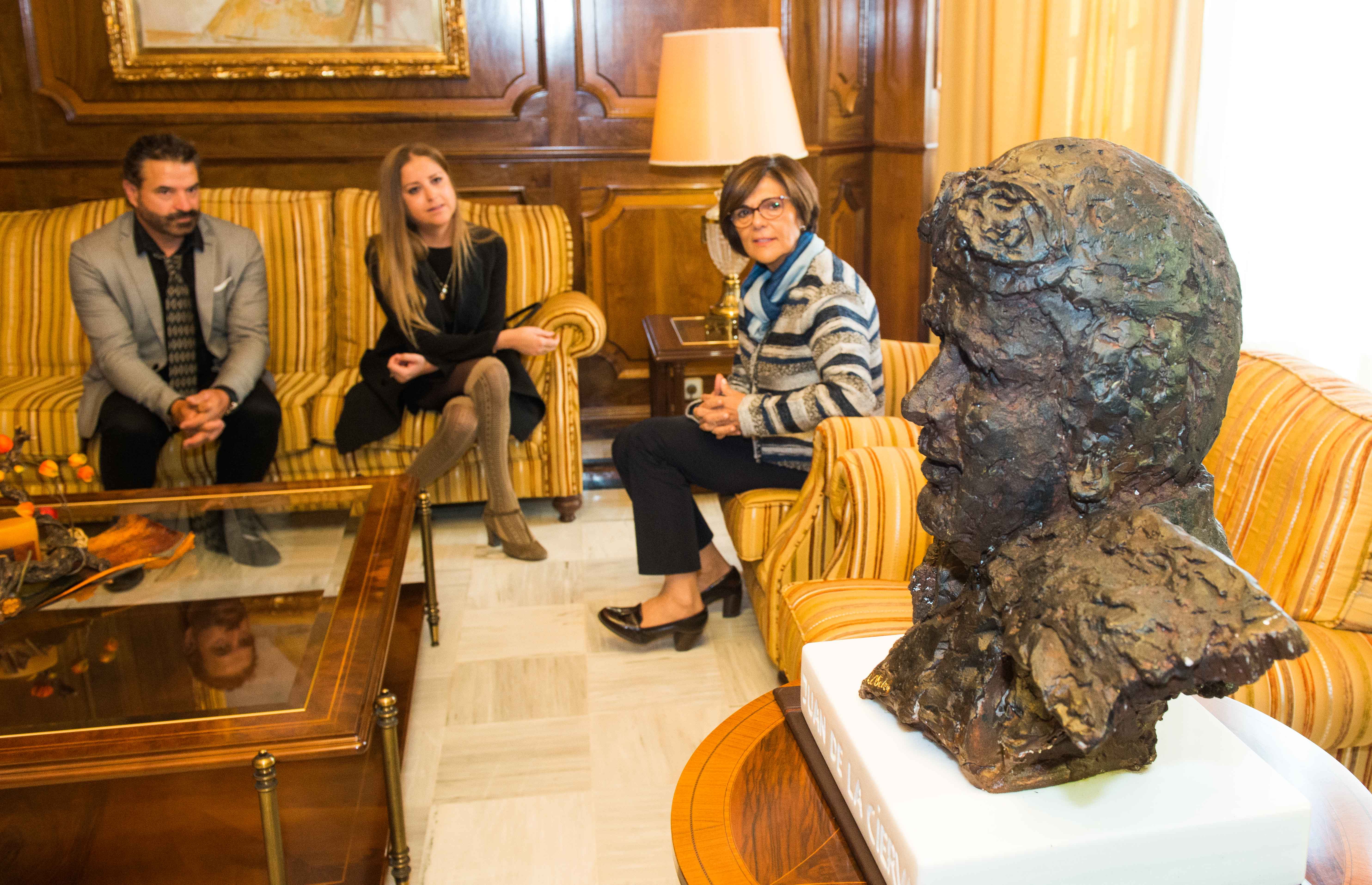 La presidenta de la Asamblea Regional ha recibido a la bisnieta del ingeniero murciano, Laura de la Cierva, y al escultor lorquino Antonio Soler
