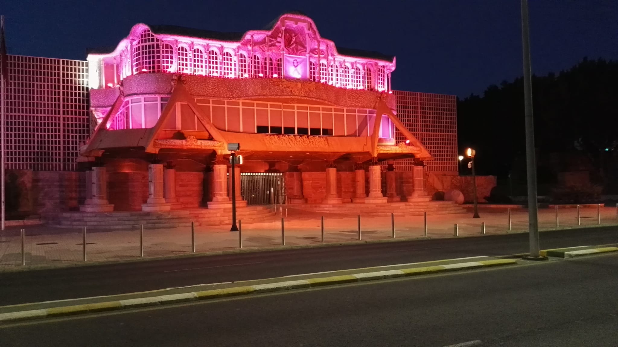 La Asamblea se ilumina de color rosa, desde hoy y hasta el próximo domingo, para concienciar sobre la lucha contra el cáncer de mama