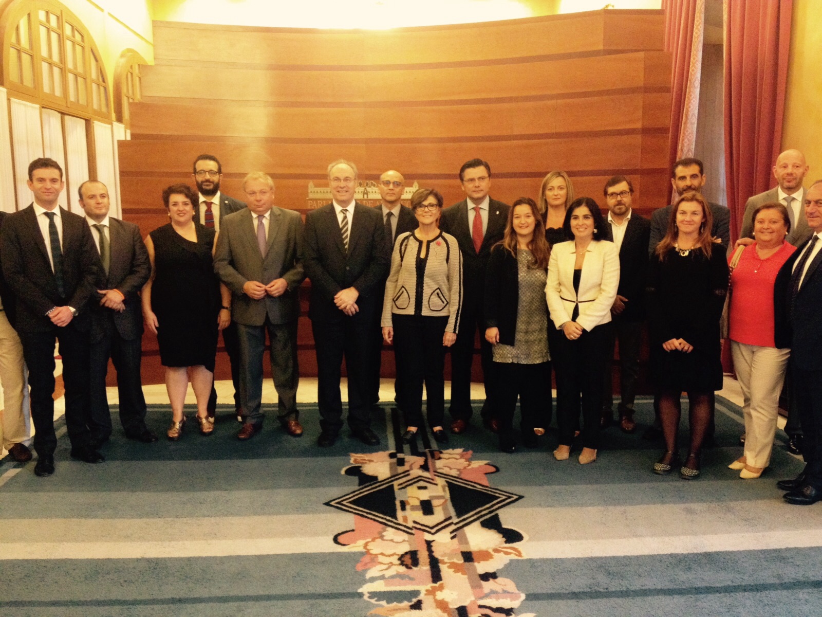 La presidenta de la Asamblea Regional, Rosa Peñalver, con el Grupo de E democracia de la CALRE.