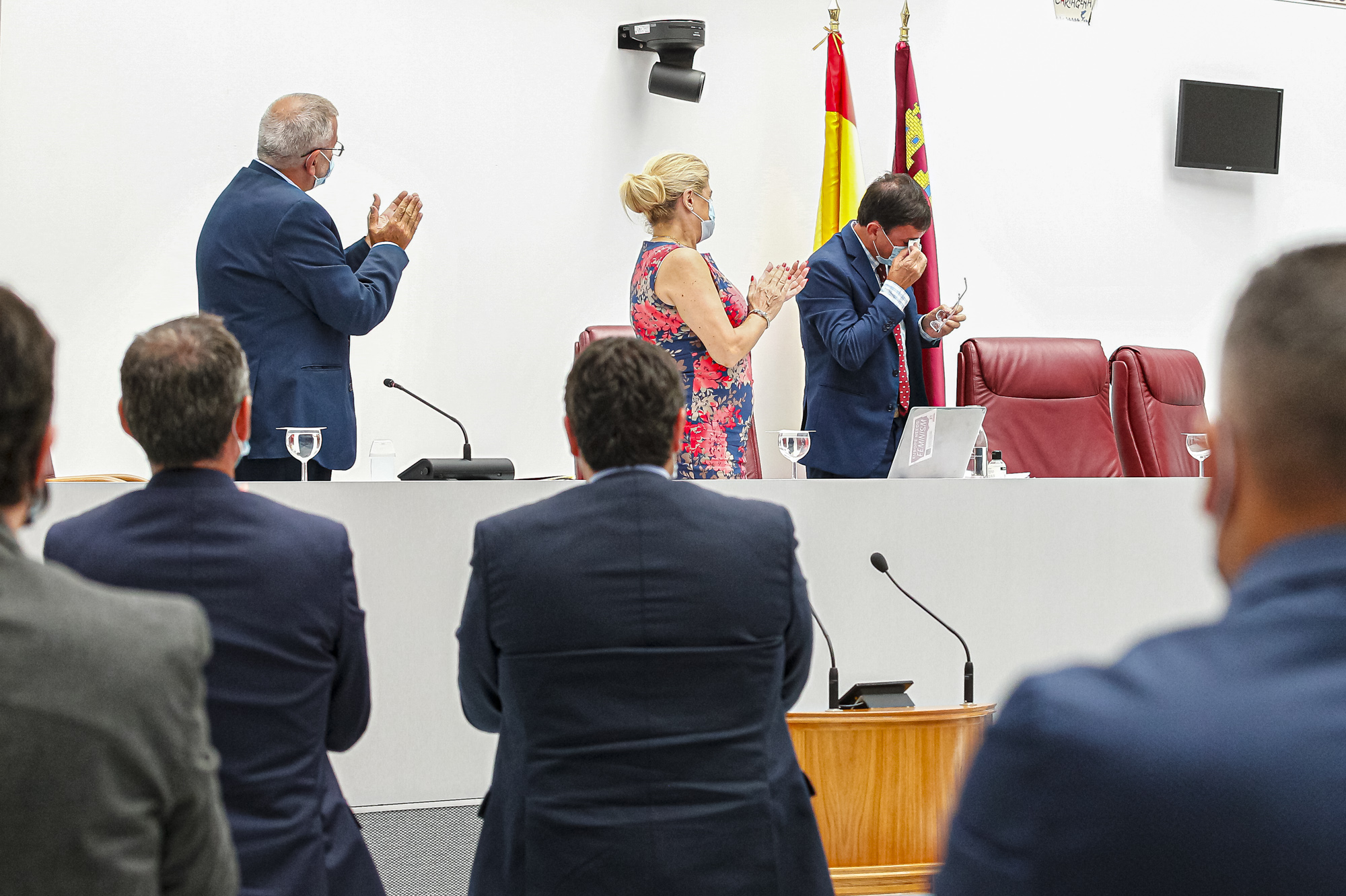 Emilio Ivars recibe emocionado el aplauso de sus compañeros