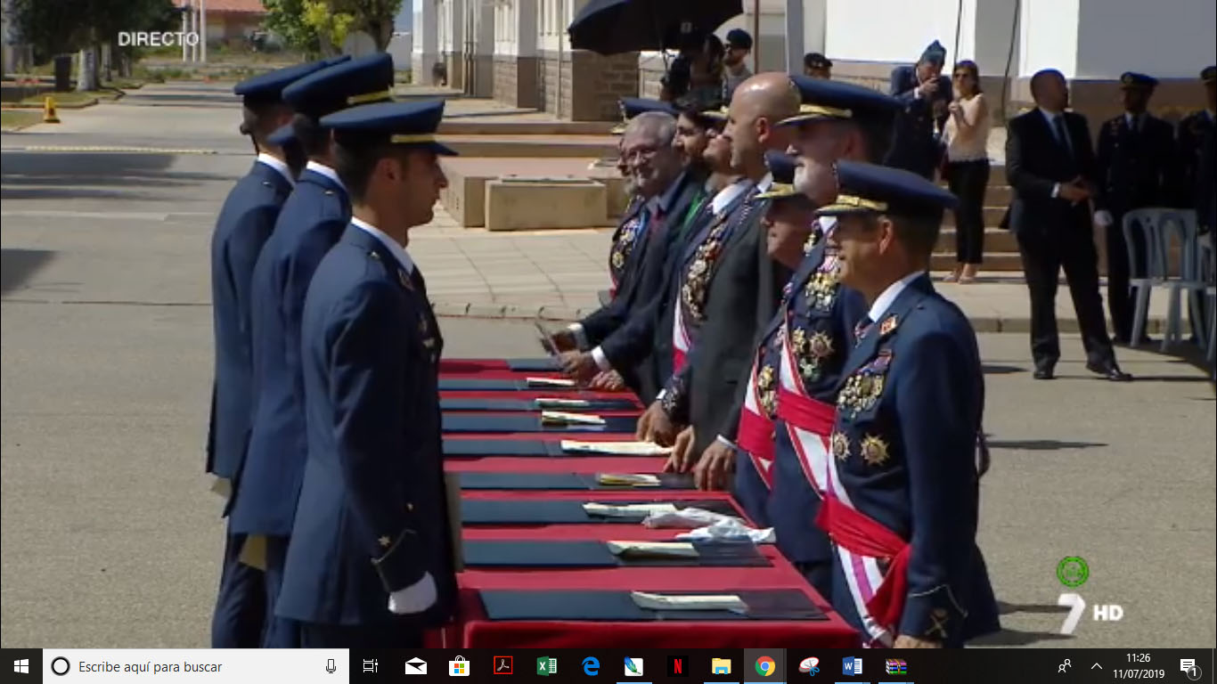 El presidente de la Asamblea, Alberto Castillo, junto a las autoridades civiles y militares que entregaron los despachos a los nuevos tenientes del Ejército del Aire