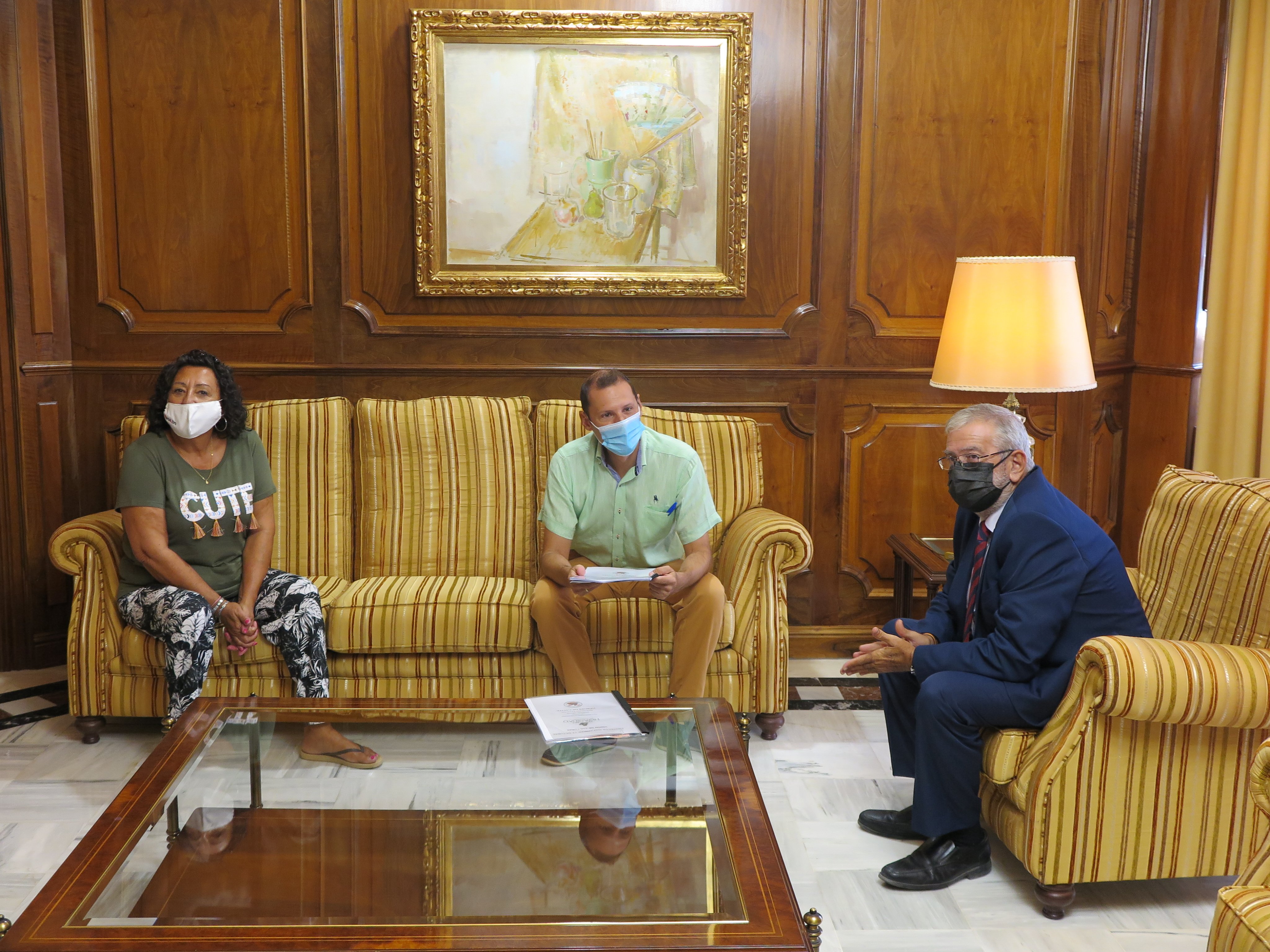 La asociación cultural Héroes del Cavite con el presidente de la Asamblea Regional