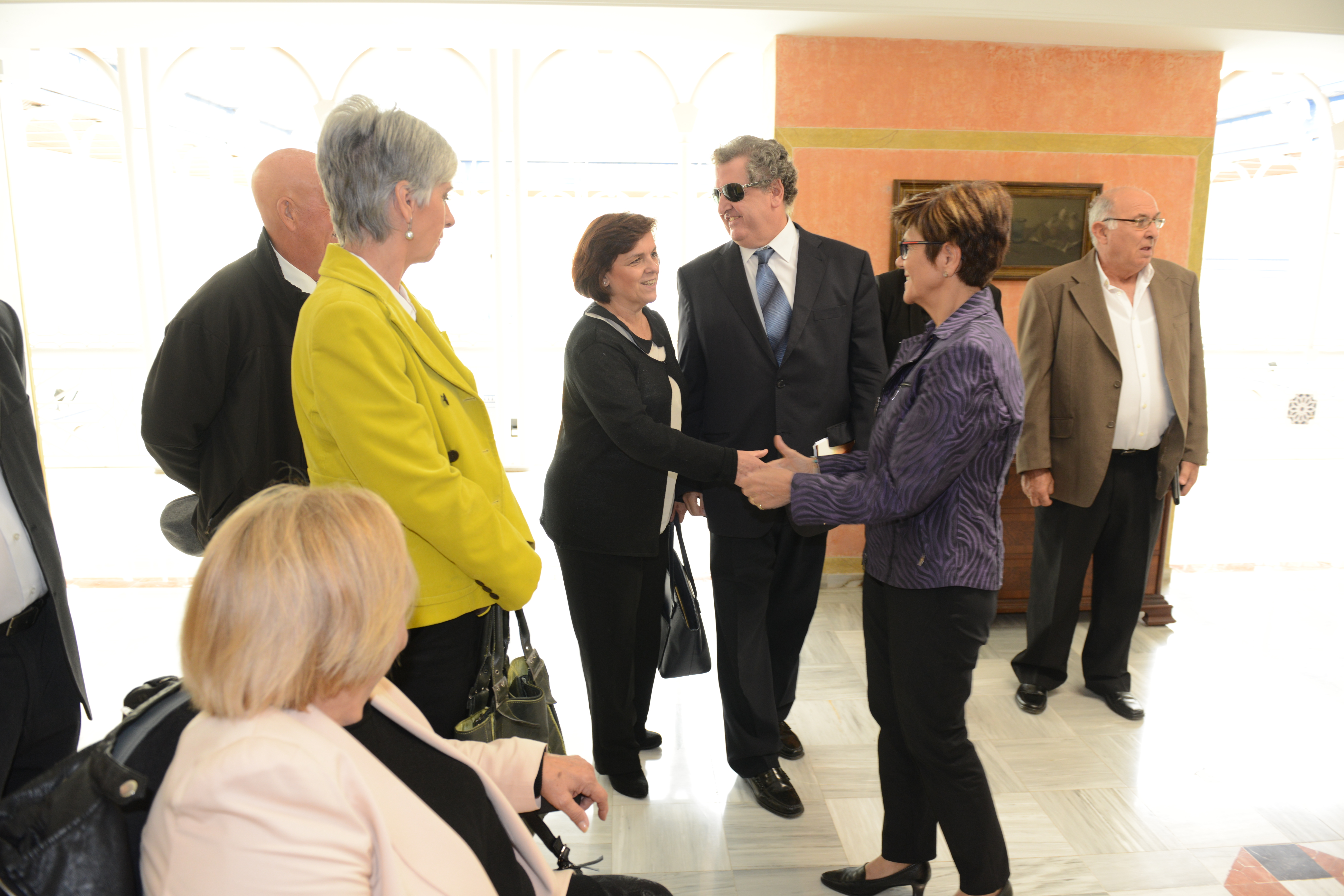 La presidenta de la Asamblea Regional, Rosa Peñalver saluda a los miembros del Comité Español de Representantes de Personas con Discapacidad de la Región de Murcia.