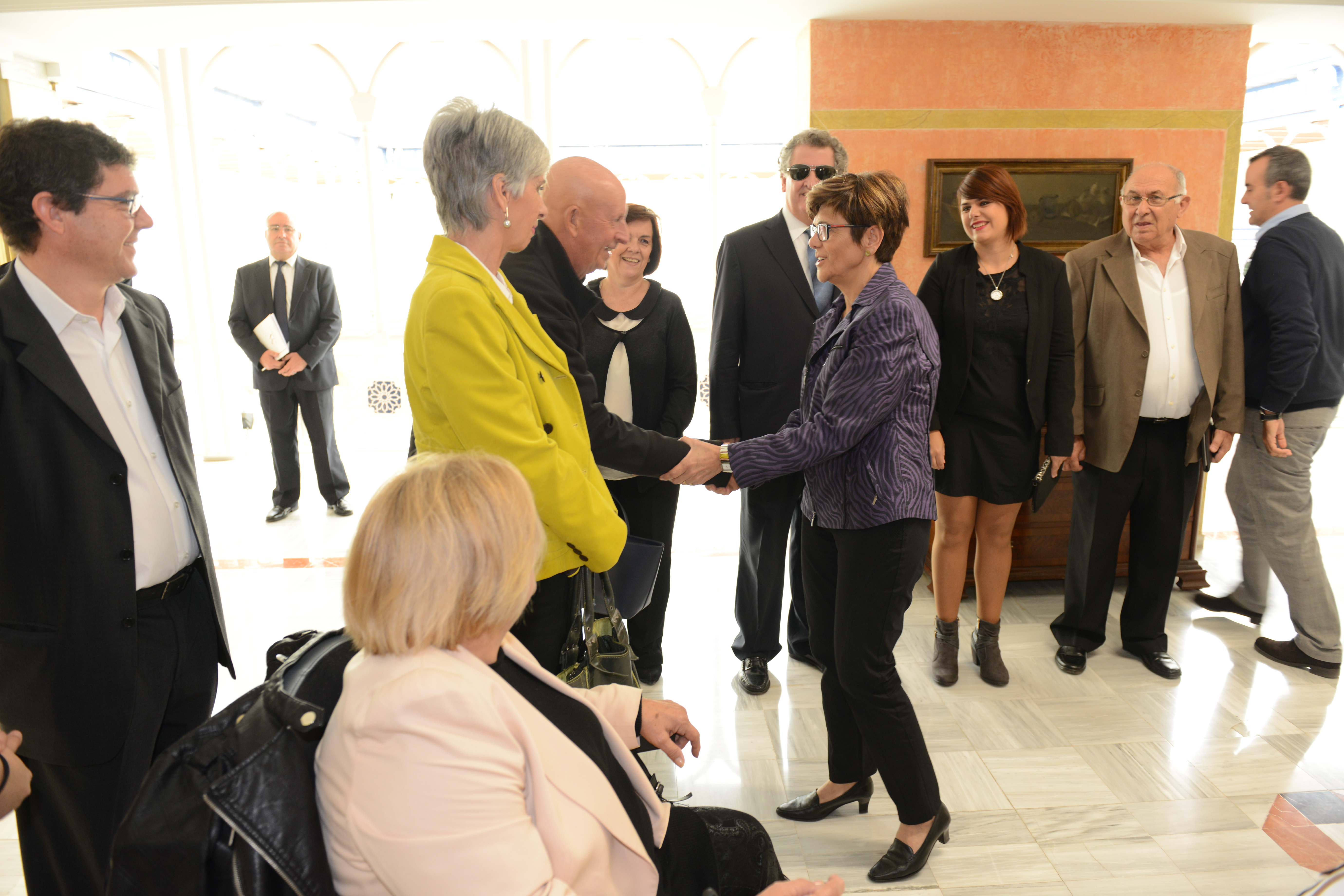 La presidenta de la Asamblea Regional, Rosa Peñalver saluda a los miembros del Comité Español de Representantes de Personas con Discapacidad de la Región de Murcia.