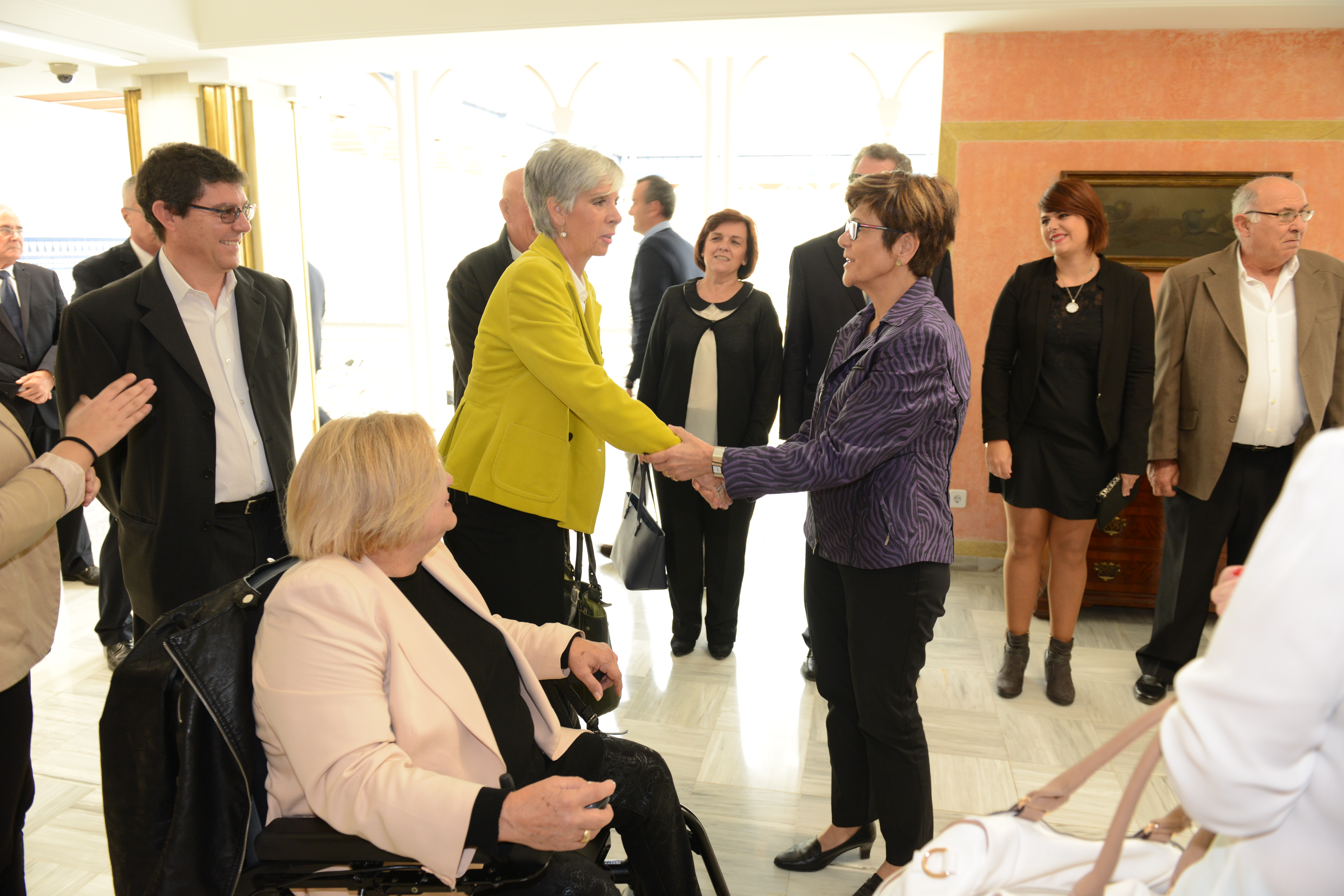 La presidenta de la Asamblea Regional, Rosa Peñalver saluda a los miembros del Comité Español de Representantes de Personas con Discapacidad de la Región de Murcia.
