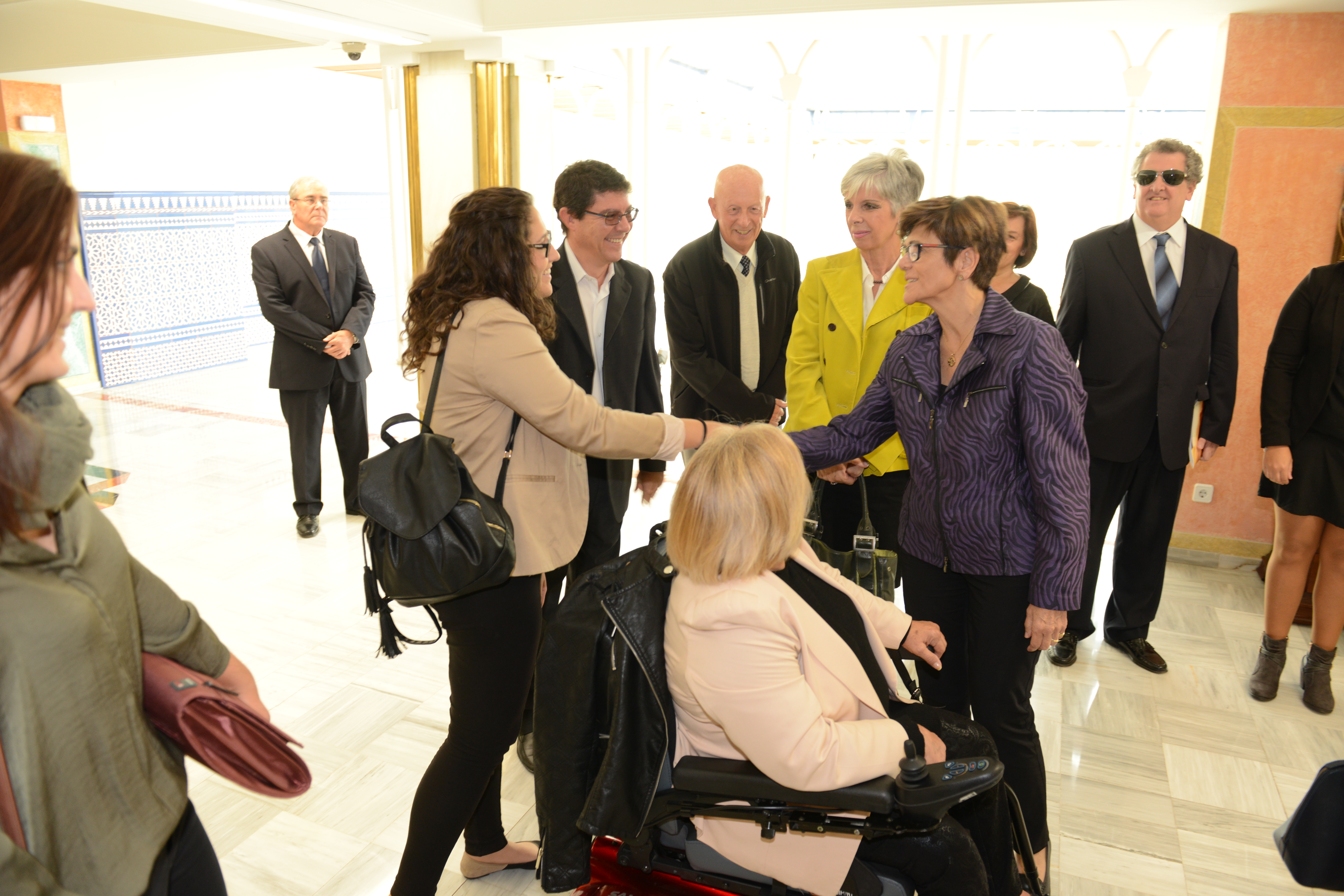 La presidenta de la Asamblea Regional, Rosa Peñalver saluda a los miembros del Comité Español de Representantes de Personas con Discapacidad de la Región de Murcia.