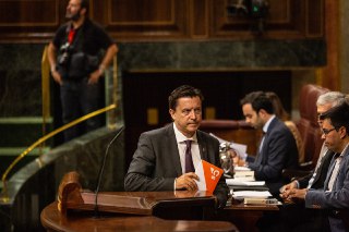 Juan José Molina se dirige a la tribuna de oradores del Congreso para iniciar el debate