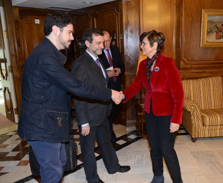 La presidenta de la Asamblea Regional, Rosa Peñalver, saludando a Luis Gálvez y Manuel Antonio Paredes del Club de Debate Universitario.