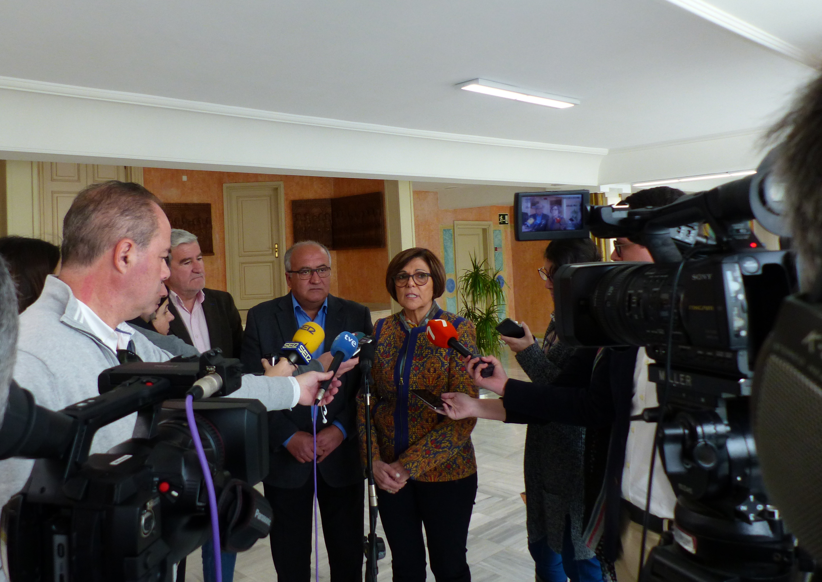 La presidenta de la Asamblea Regional, Rosa Peñalver, ha recibido a los presidentes de COAG IR Murcia, Miguel Padilla y de Fecoam, Santiago Martínez