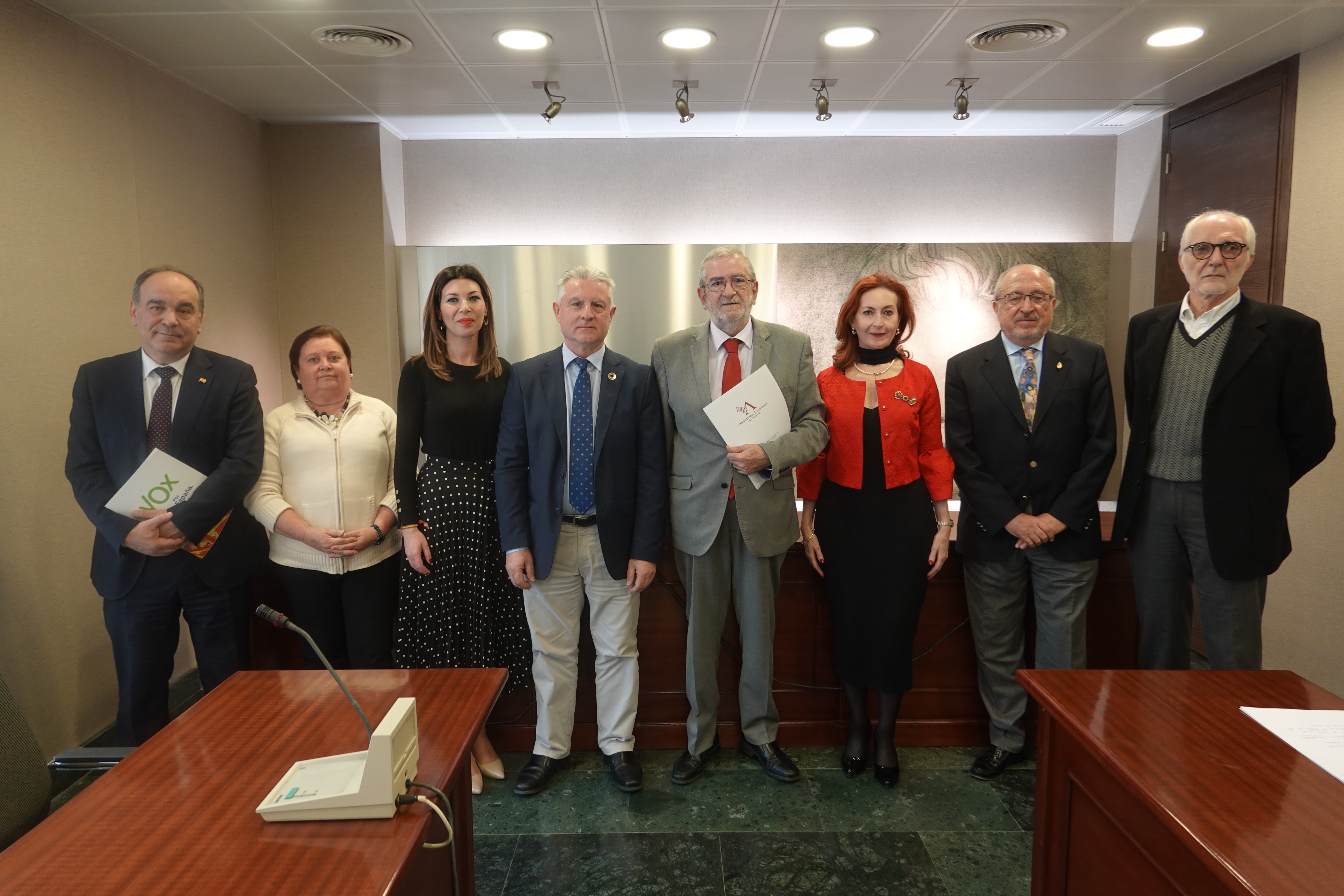 El presidente de la Asamblea Regional, Alberto Castillo, junto a los miembros de la comisión mixta Asamblea Regional Real Academia de Medicina y Cirugía