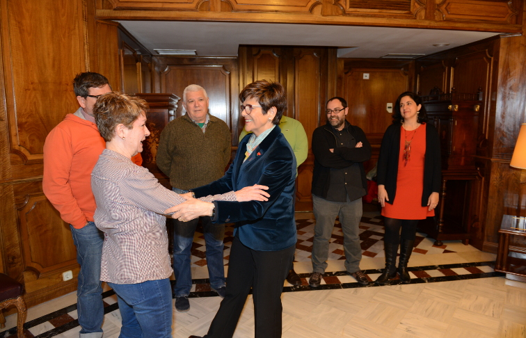 La Presidenta de la Asamblea Regional, Rosa Peñalver, saludando a los miembros del Comité de Empresa de Radiotelevisión de la Región de Murcia