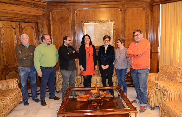 La Presidenta de la Asamblea Regional, Rosa Peñalver junto a los miembros del Comité de Empresa de la Radiotelevisión de la Región de Murcia