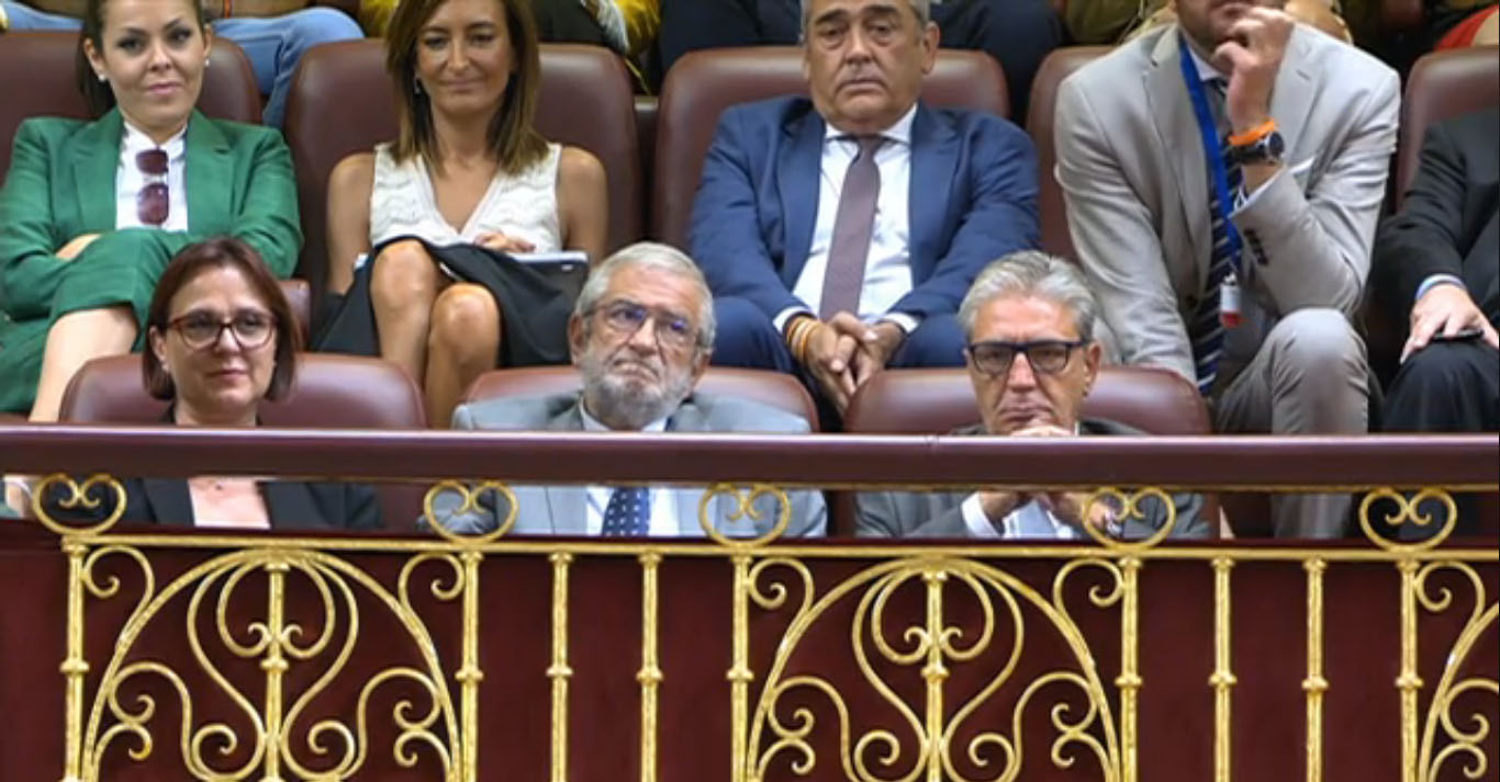Alberto Castillo, presidente de la Asamblea, en la tribuna de invitados del Congreso, junto a la vicepresidenta del Gobierno, Isabel Franco, y el vicepresidente primero de la Asamblea, Miguel Angel Miralles
