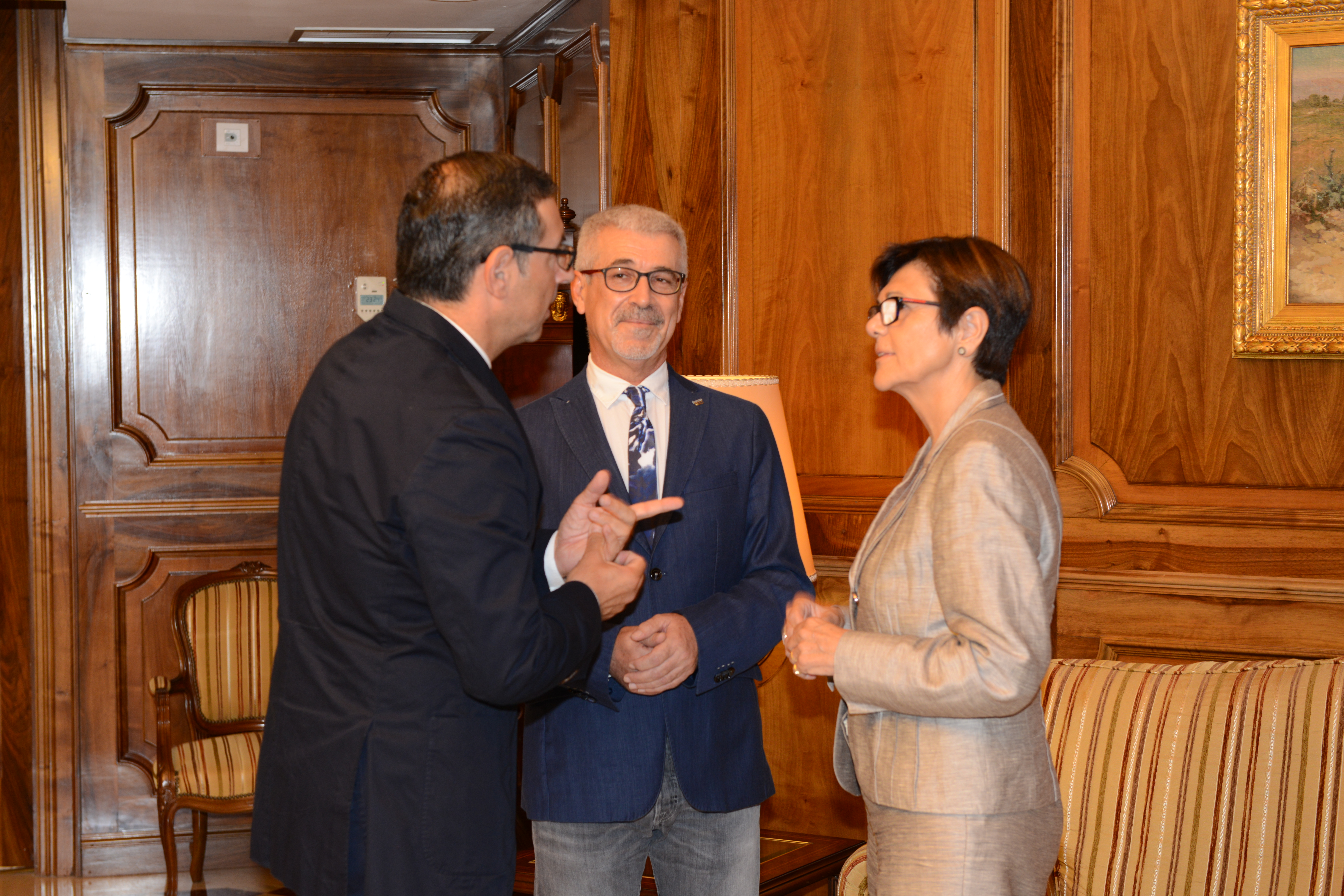 La presidenta de la Asamblea, Rosa Peñalver, con el presidente y el secretario del CES