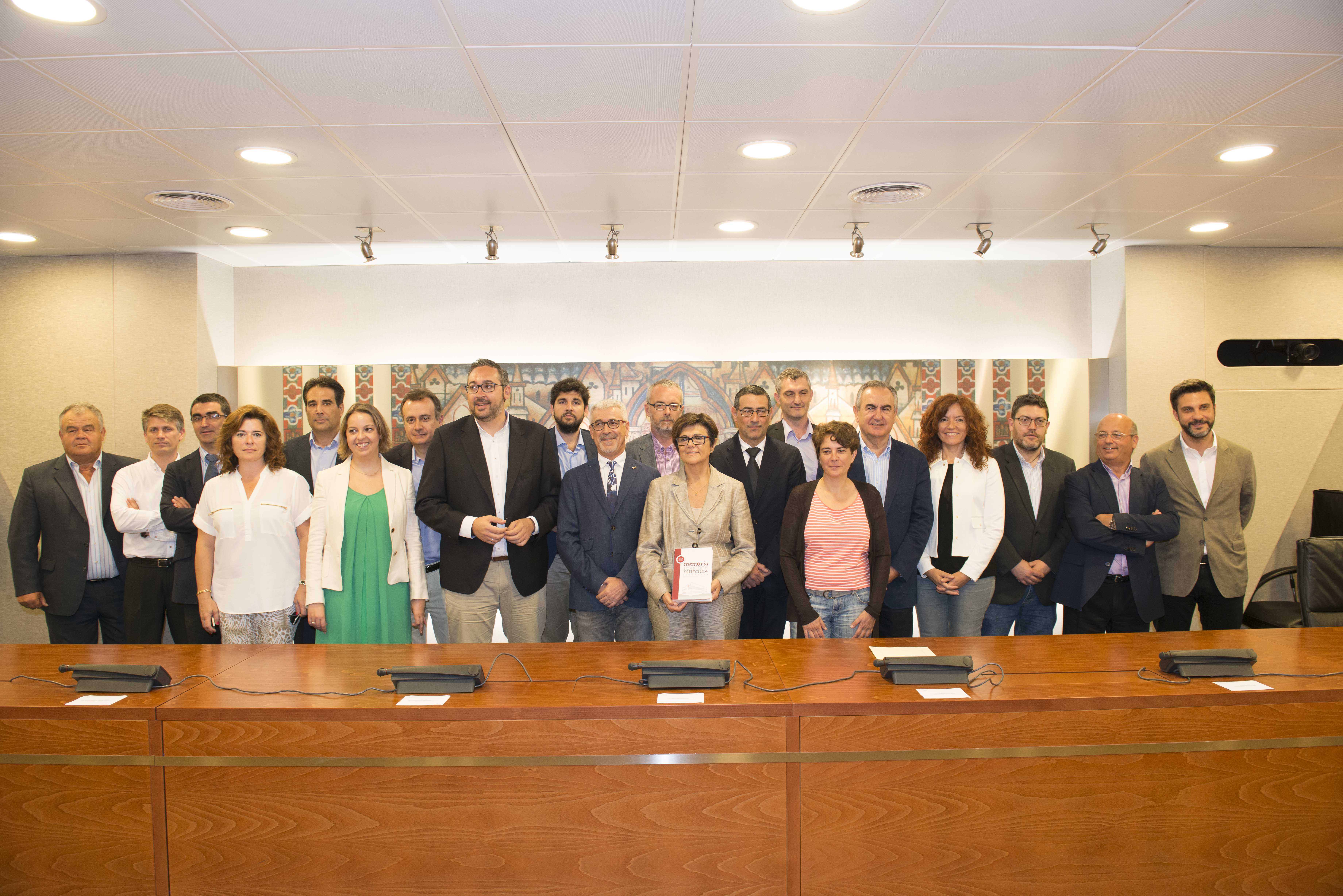 El presidente y el secretario del CES posan con los miembros de la Mesa, Junta de Portavoces, y otros diputados, antes de la presentación de la memoria de 2014