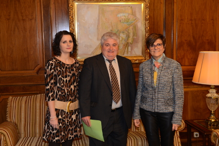 La presidenta de la Asamblea Regional de Murcia, con representantes de la Asociación de Consumidores y Usuarios de la Región de Murcia.