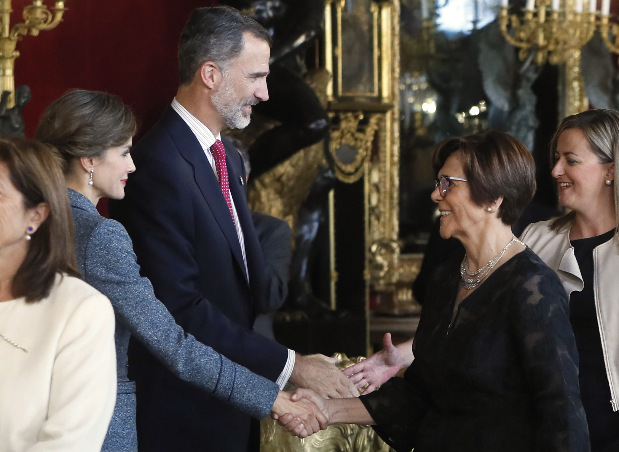 La presidenta de la Asamblea Regional saluda a los Reyes de España