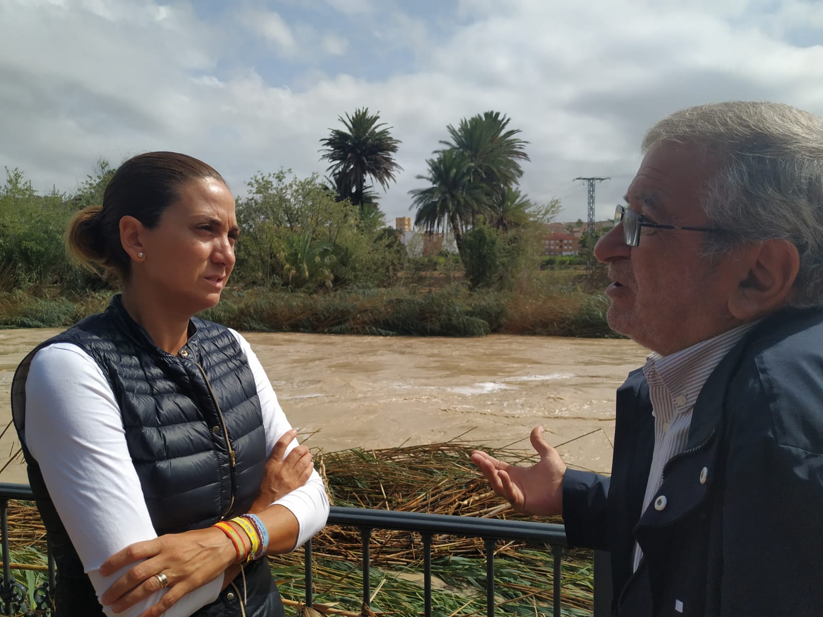 Alberto Castillo y Patricia Fernández, alcaldesa de Archena, evaluando los daños causados por la crecida del río Segura