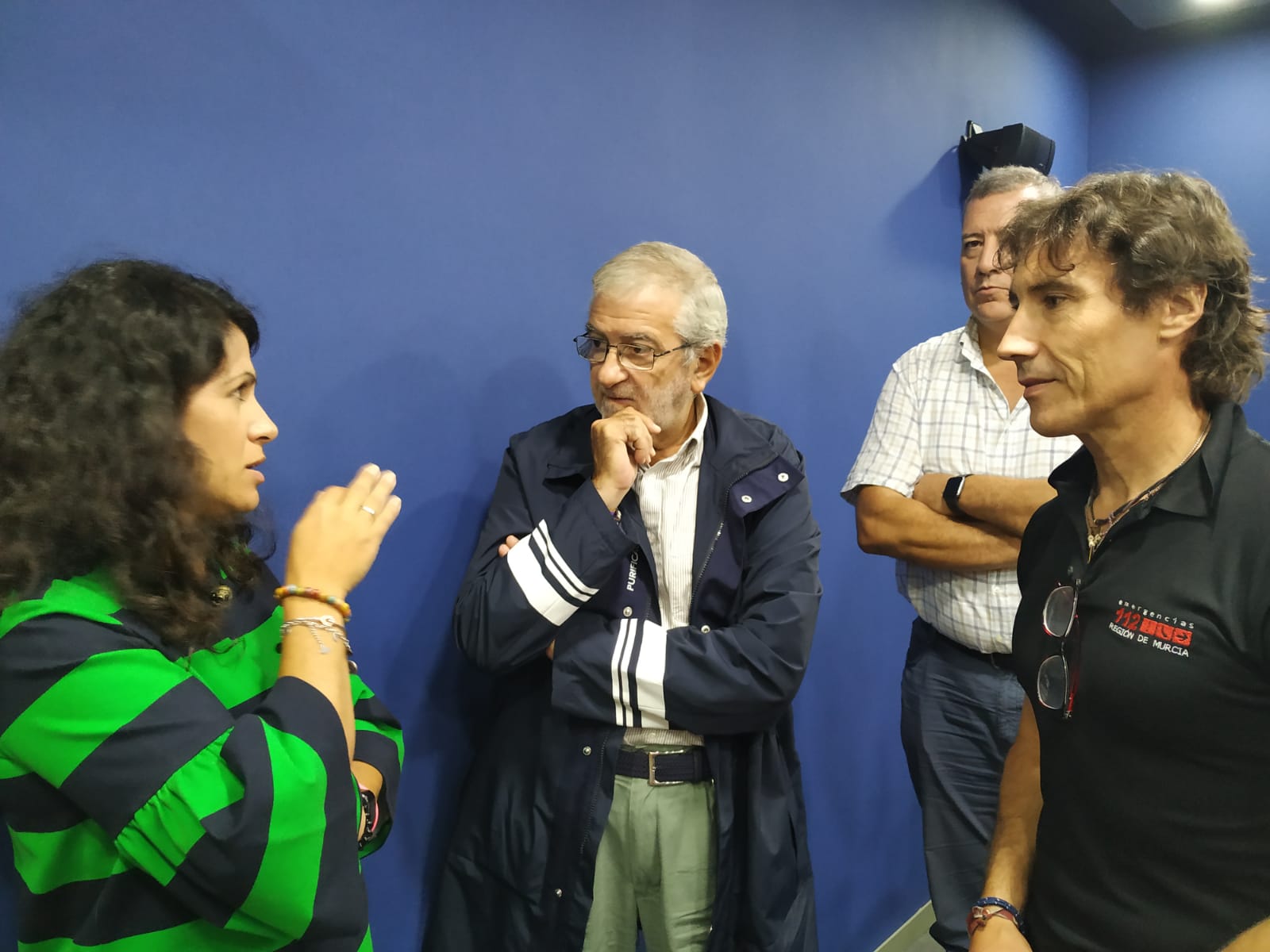 Beatriz Ballesteros, consejera de Transparencia, Participación y Administración Pública comunica a Alberto Castillo la llegada de nuevos miembros de la UME desde Torrejón y Zaragoza