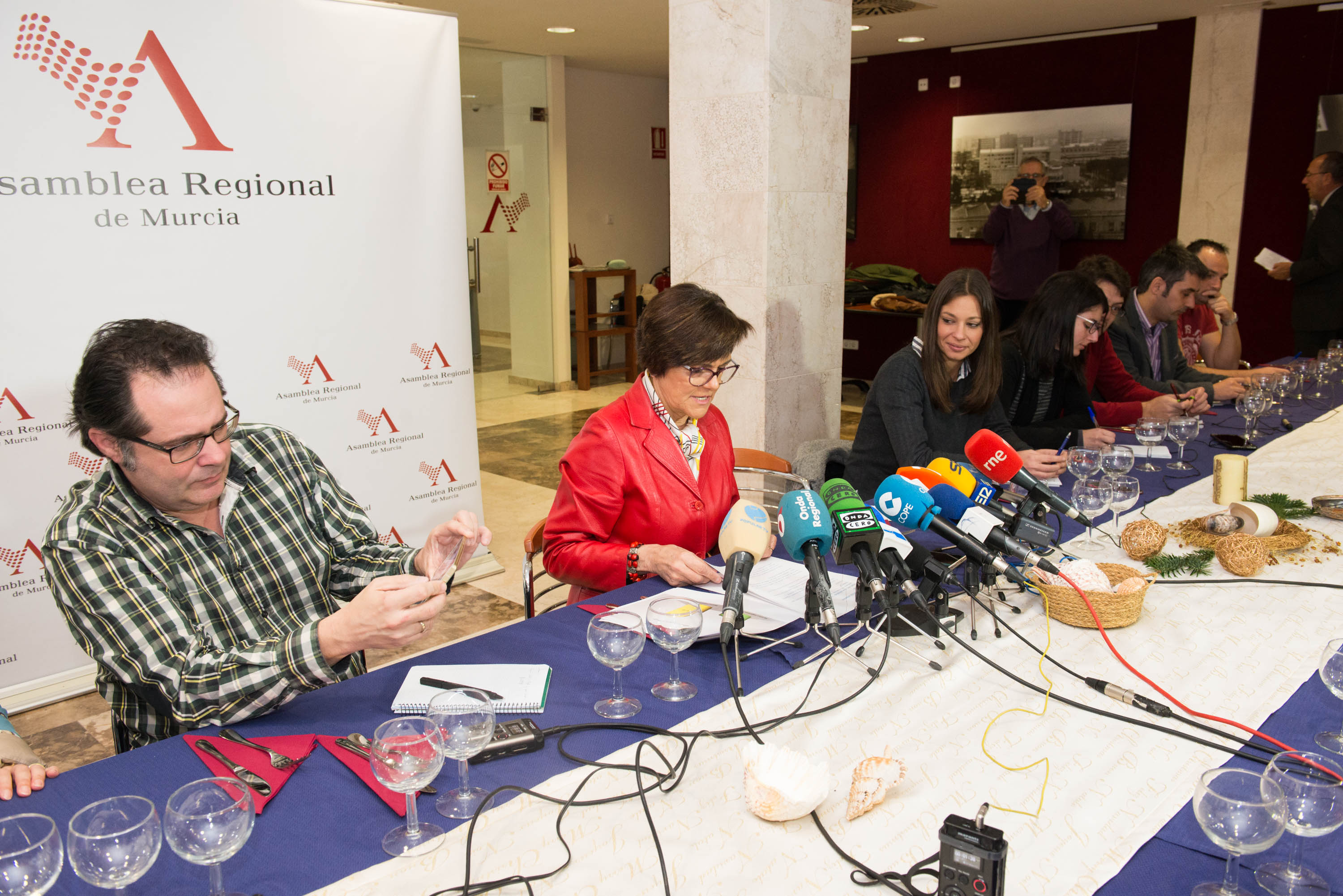 La presidenta de la Asamblea ha compartido un desayuno con los medios de comunicación