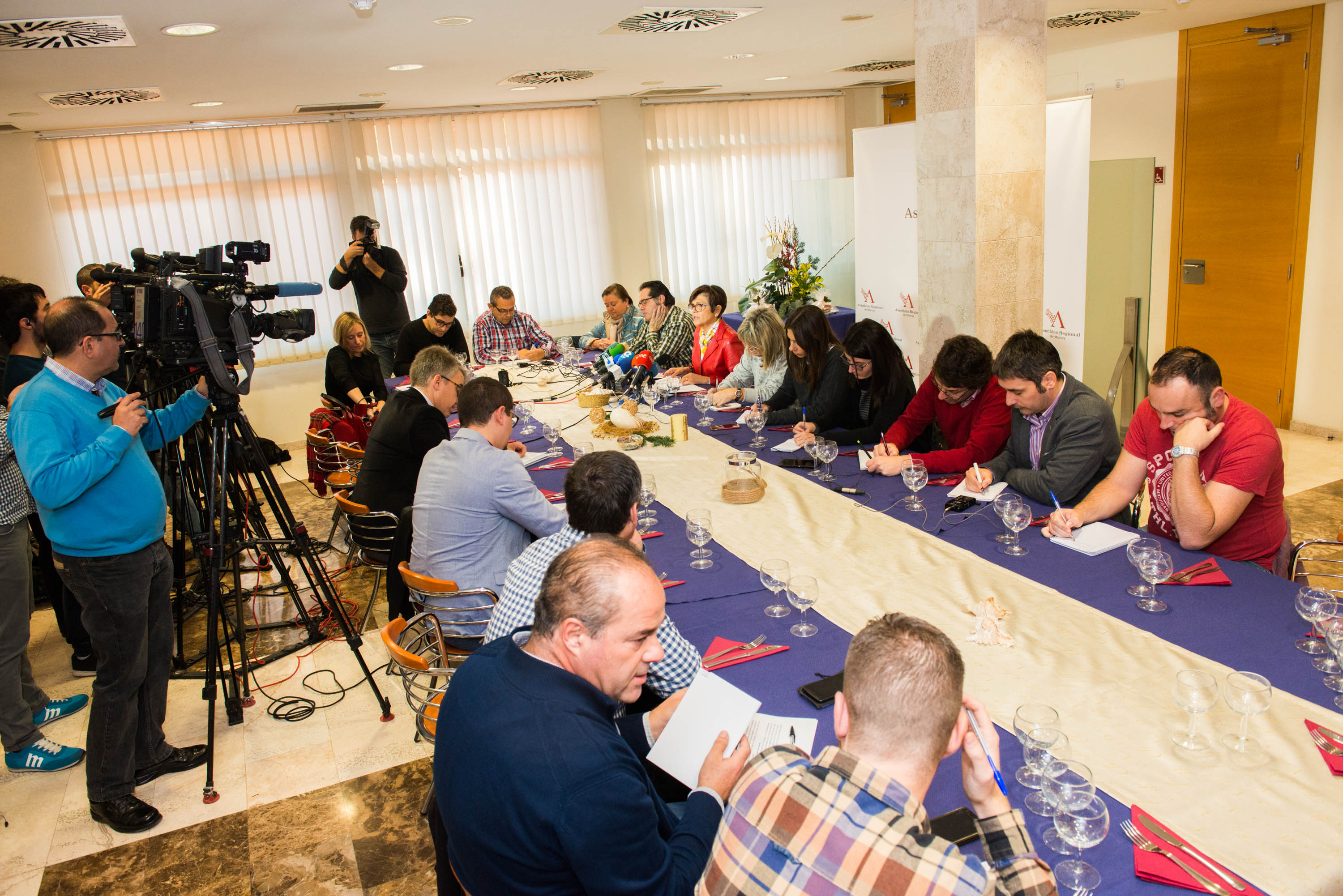La presidenta de la Asamblea ha compartido un desayuno con los medios de comunicación