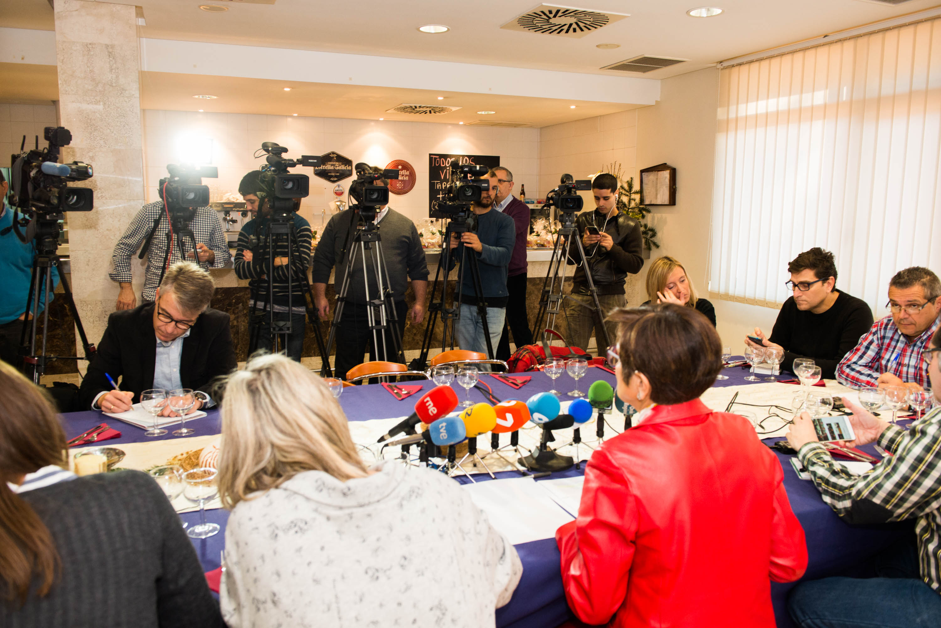 La presidenta de la Asamblea ha compartido un desayuno con los medios de comunicación
