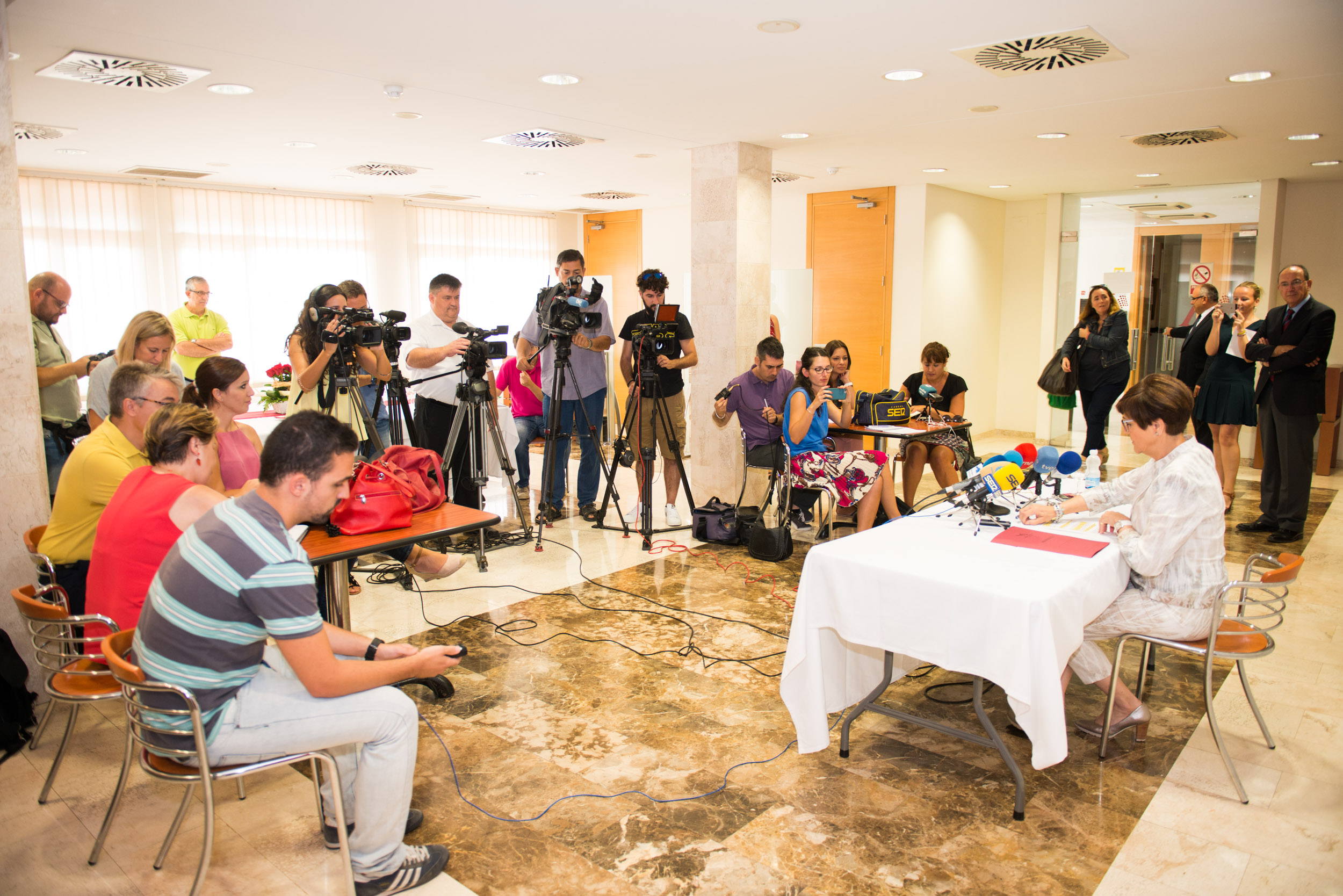 Rosa Peñalver, con los medios de comunicación habituales del Parlamento autonómico