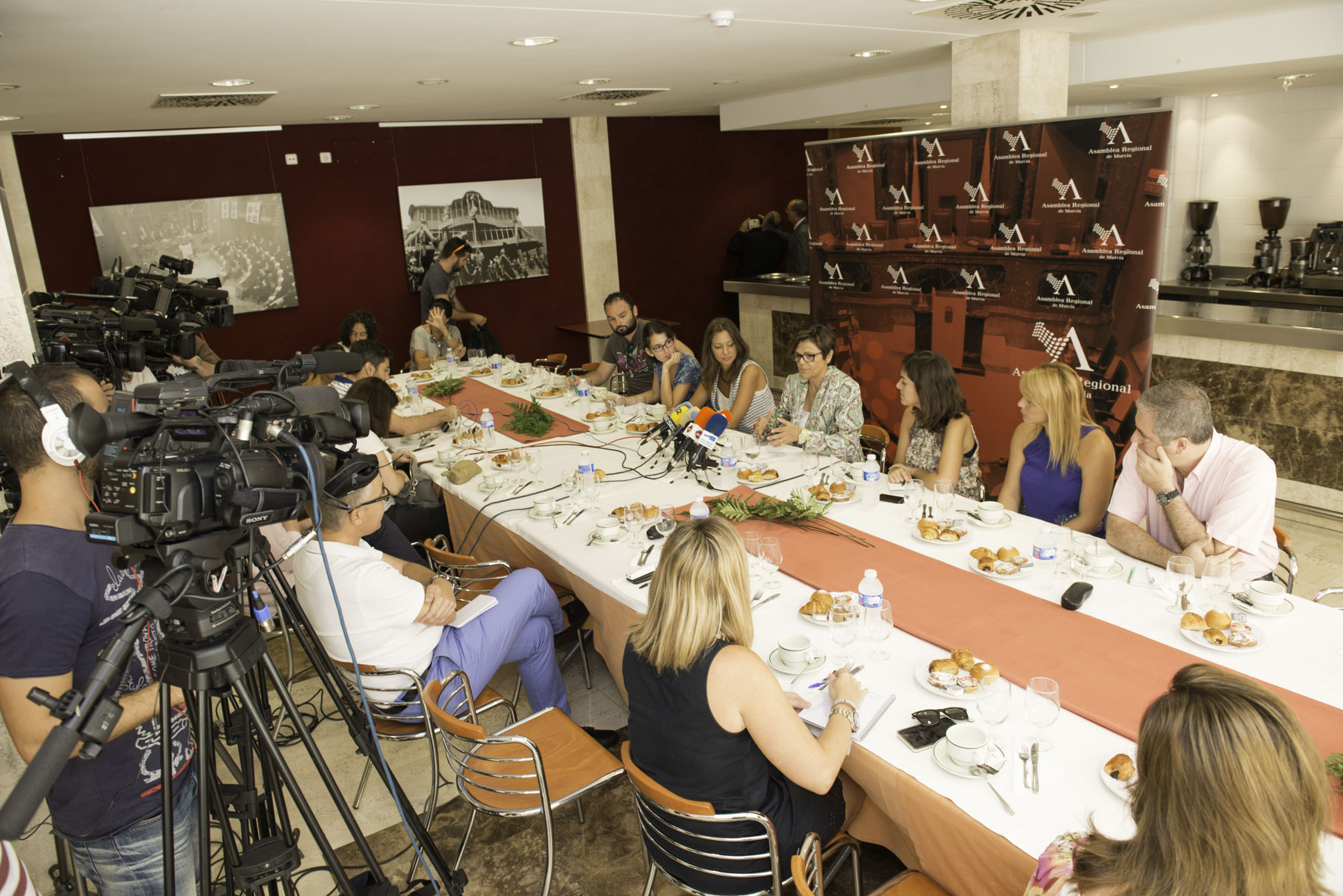 La nueva presidenta de la Asamblea se ha comprometido a facilitar el trabajo de los medios de comunicación