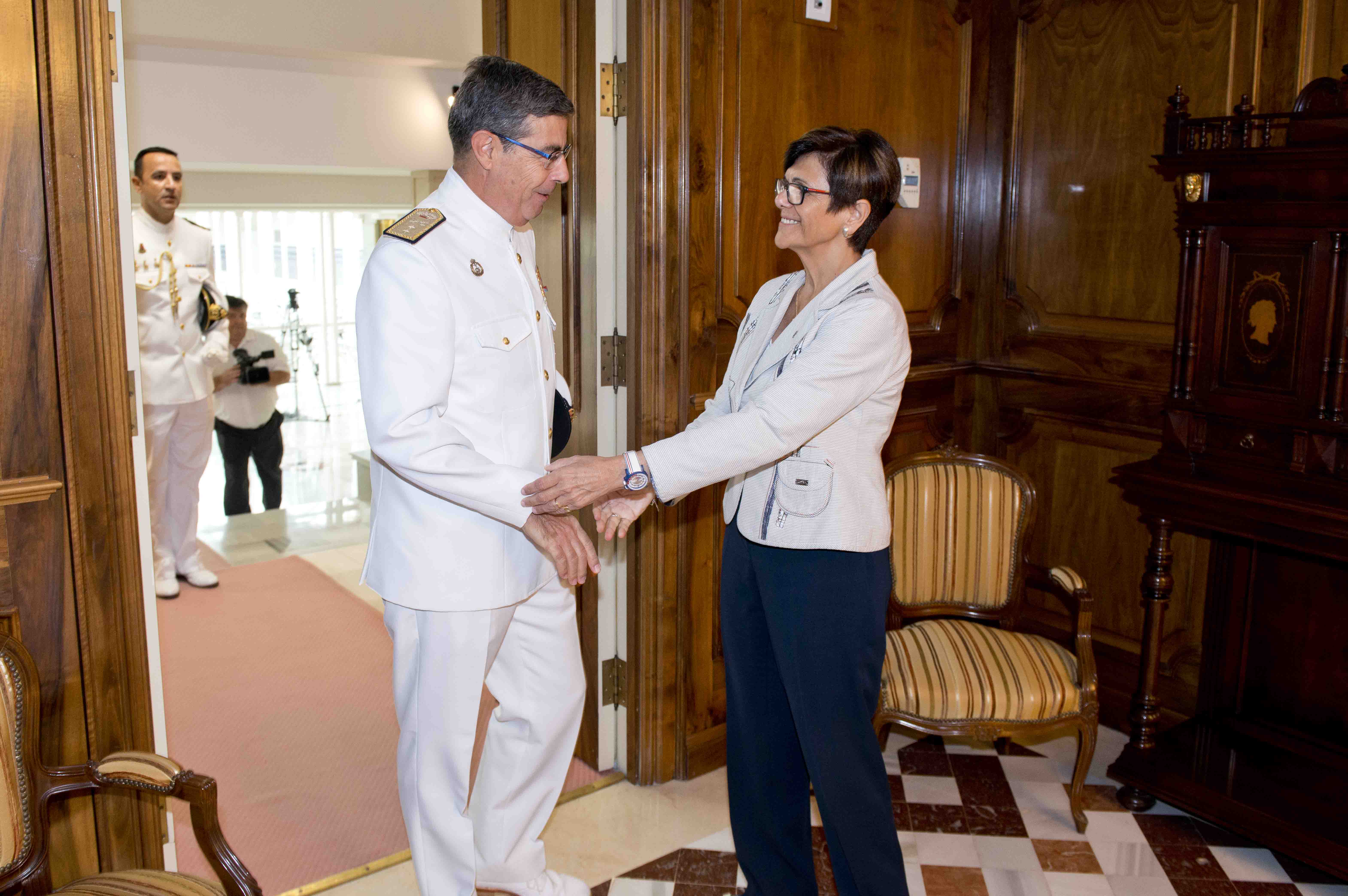 La presidenta de la Asamblea recibe al almirante de Acción Marítima