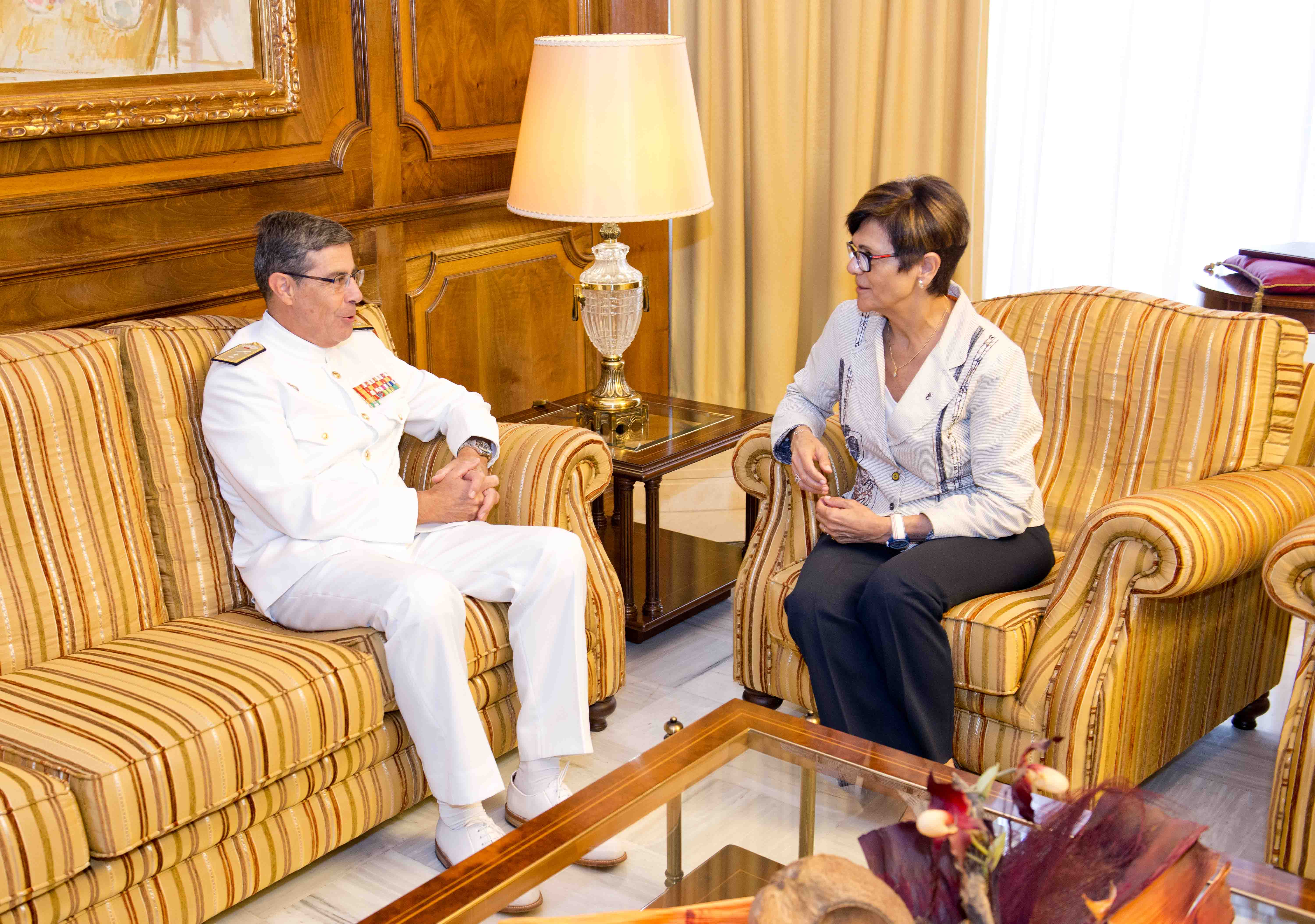 La presidenta de la Asamblea Regional, Rosa Peñalver dialoga con Salvador Delgado, almirante de Acción Marítima