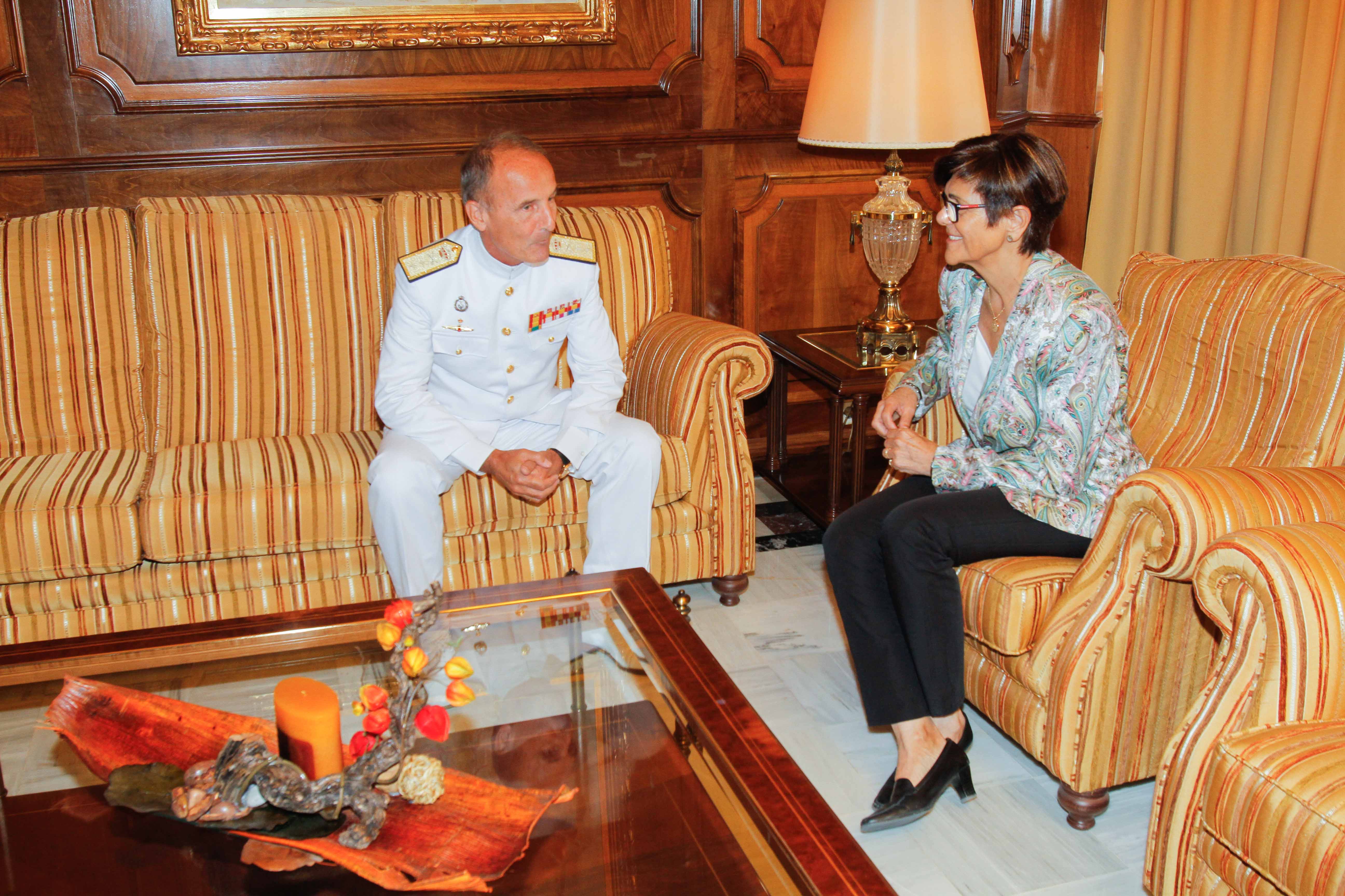 Rosa Peñalver, presidenta de la Asamblea junto a Fernando Zumalacárregui, almirante jefe del Arsenal Militar