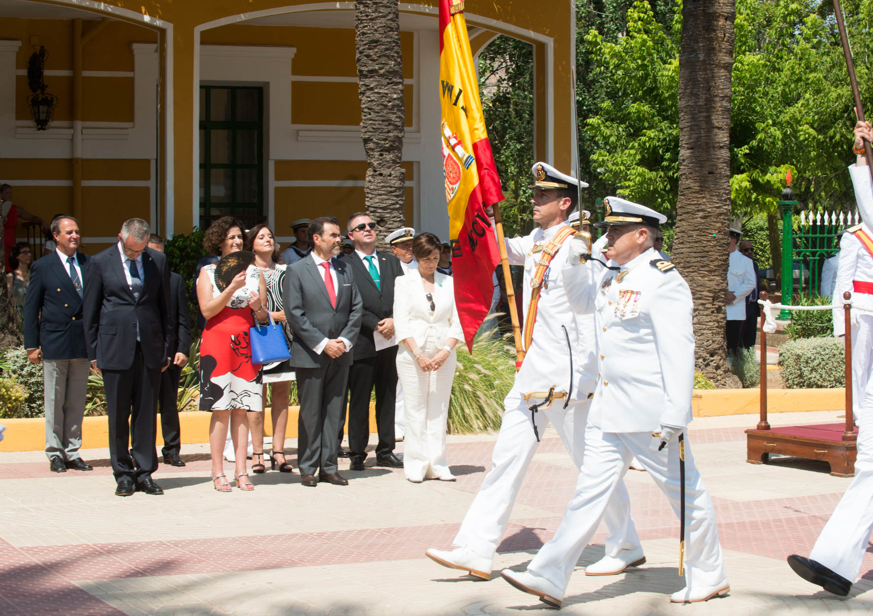 La presidenta de la Asamblea junto a otras autoridades en el Arsenal Militar.