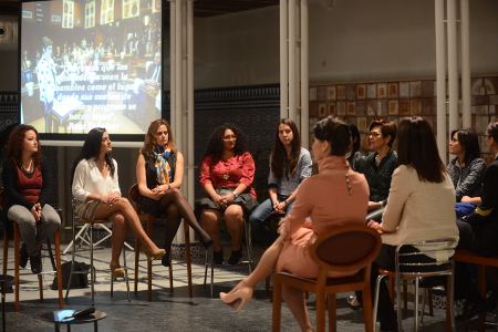 La presidenta de la Asamblea, Rosa Peñalver, con las protagonistas de la asamblea de mujeres.
