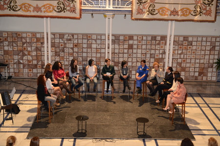 La presidenta de la Asamblea, Rosa Peñalver, con las protagonistas de la asamblea de mujeres.