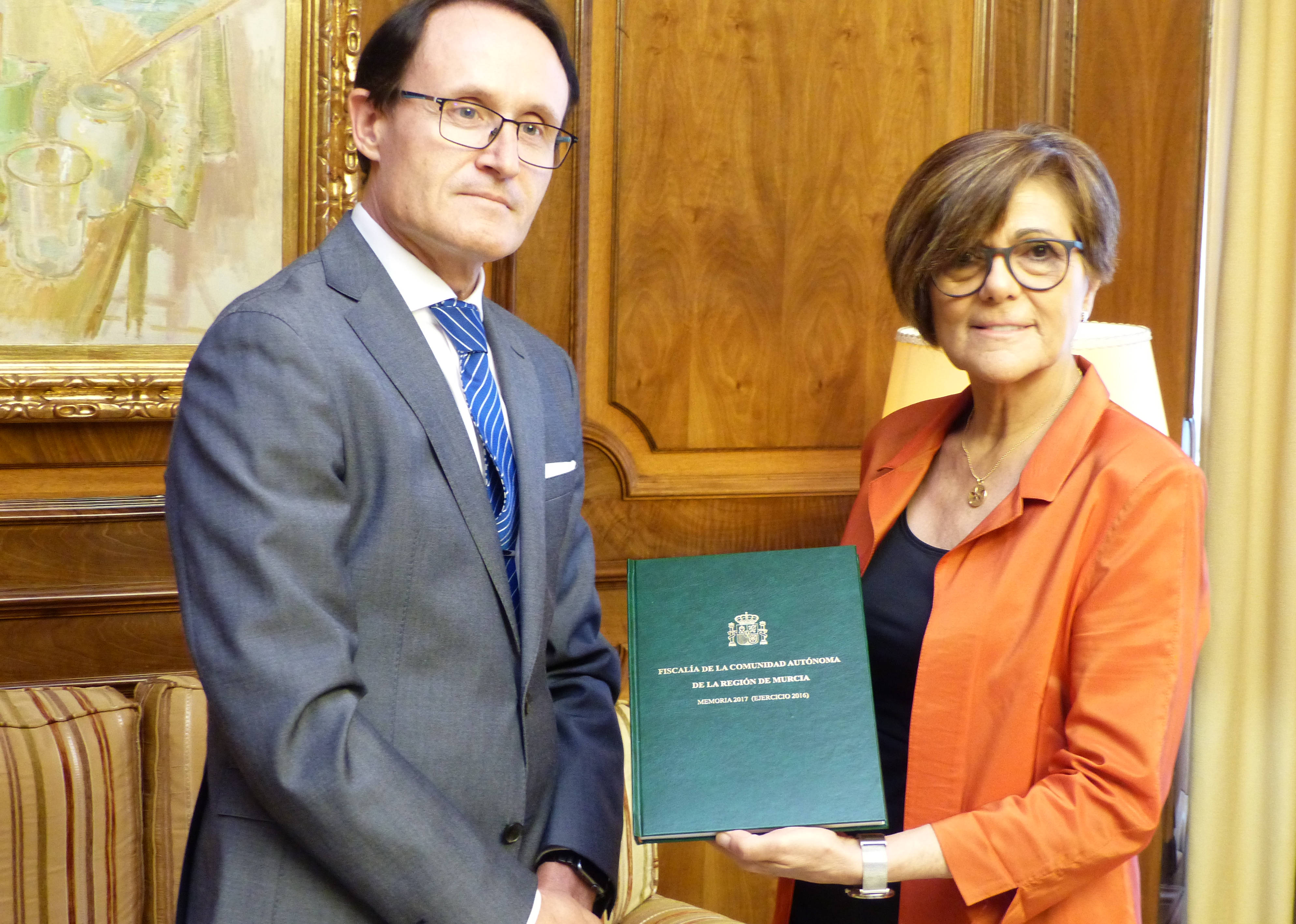 Díaz Manzanera entrega a la presidenta de la Cámara la ‘Memoria de la Fiscalía de la Comunidad Autónoma de la Región de Murcia 2017, ejercicio 2016’