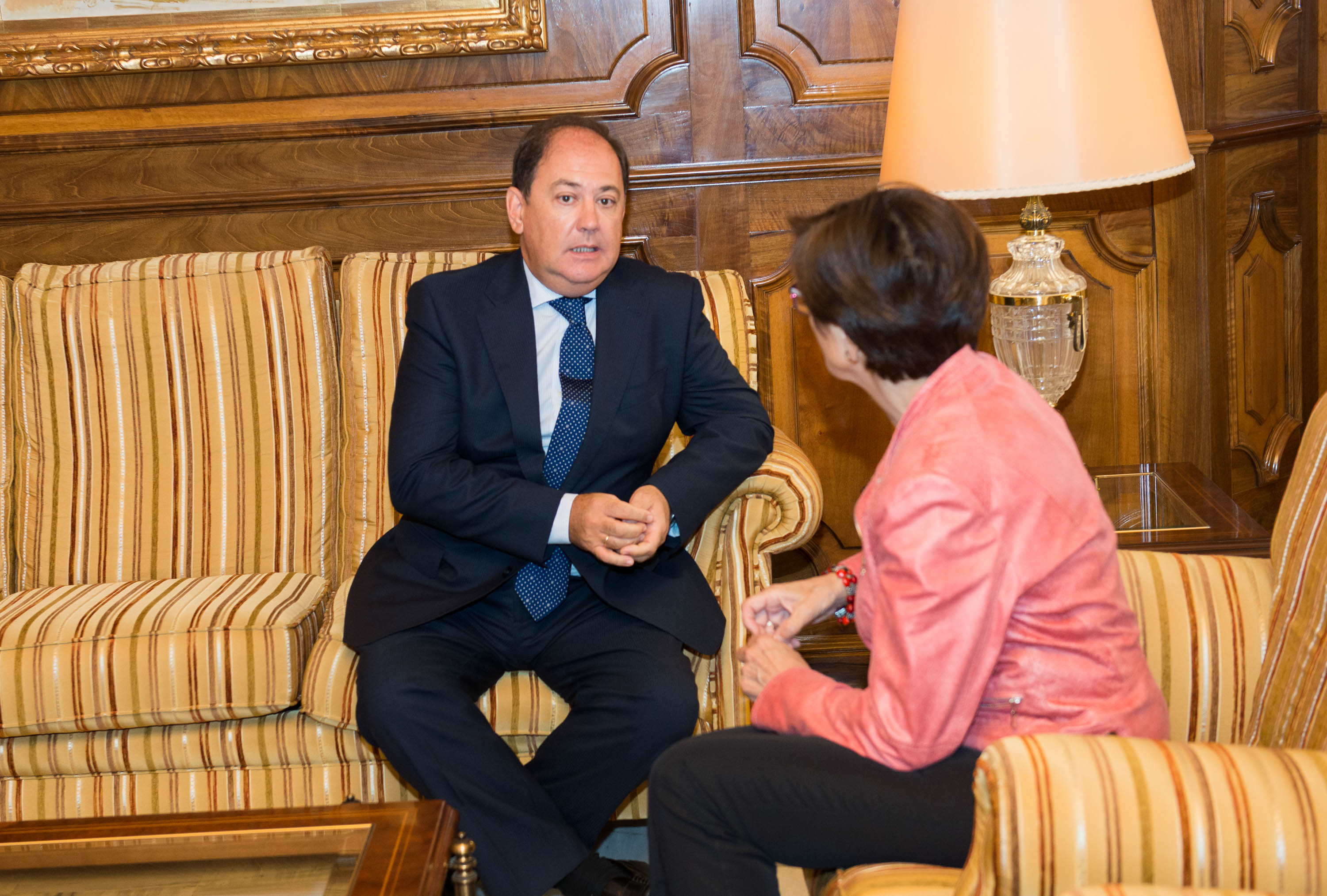 El nuevo director de Navantia, Agustín Álvarez, y la presidenta de la Asamblea, Rosa Peñalver