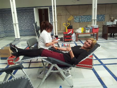 Patricia Fernández ha sido una de las diputadas que ha donado sangre esta mañana en la Asamblea Regional