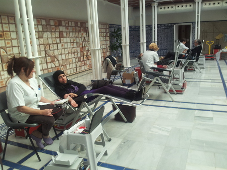Ciudadanos y funcionarios donando sangre en la Asamblea Regional